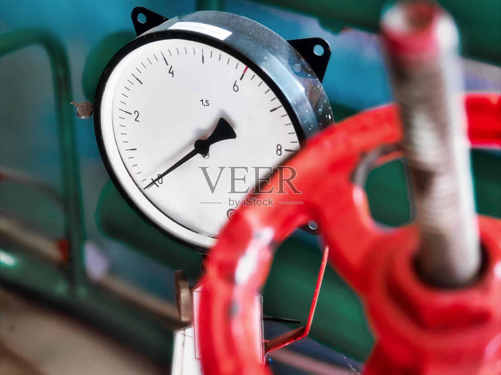 供气或加热管上的红色阀门和压力传感器。照片摄影图片