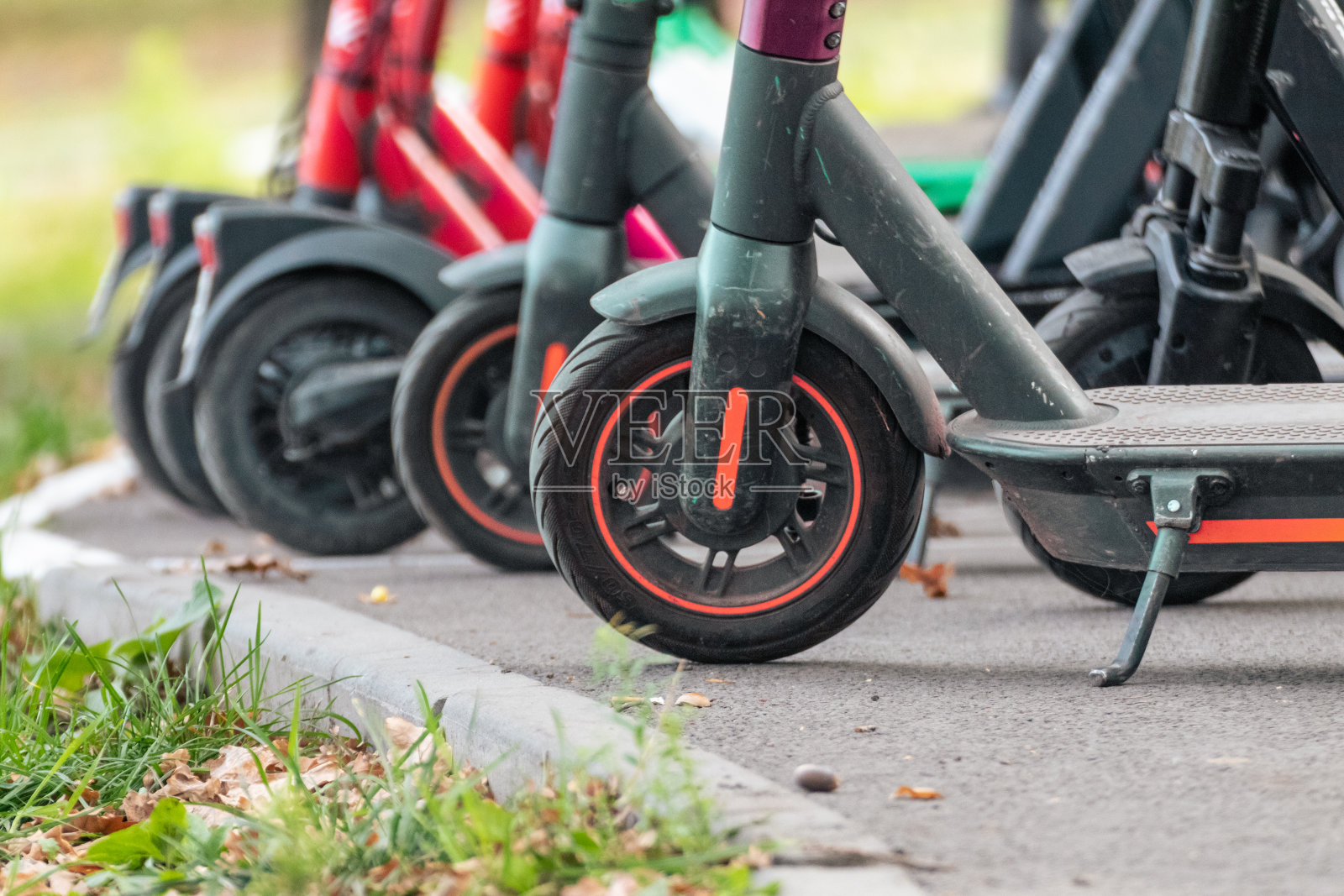 电动车租赁站在秋城照片摄影图片