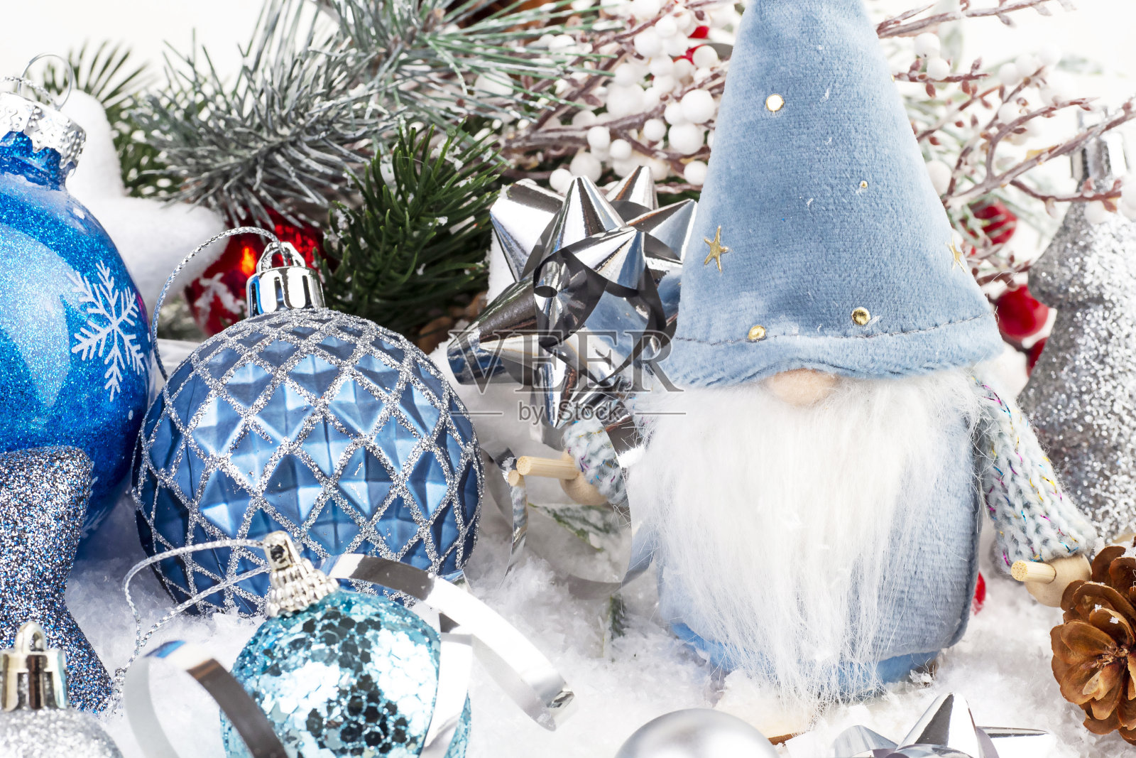 斯堪的纳维亚地精和不同的圣诞玩具在白色背景。照片摄影图片