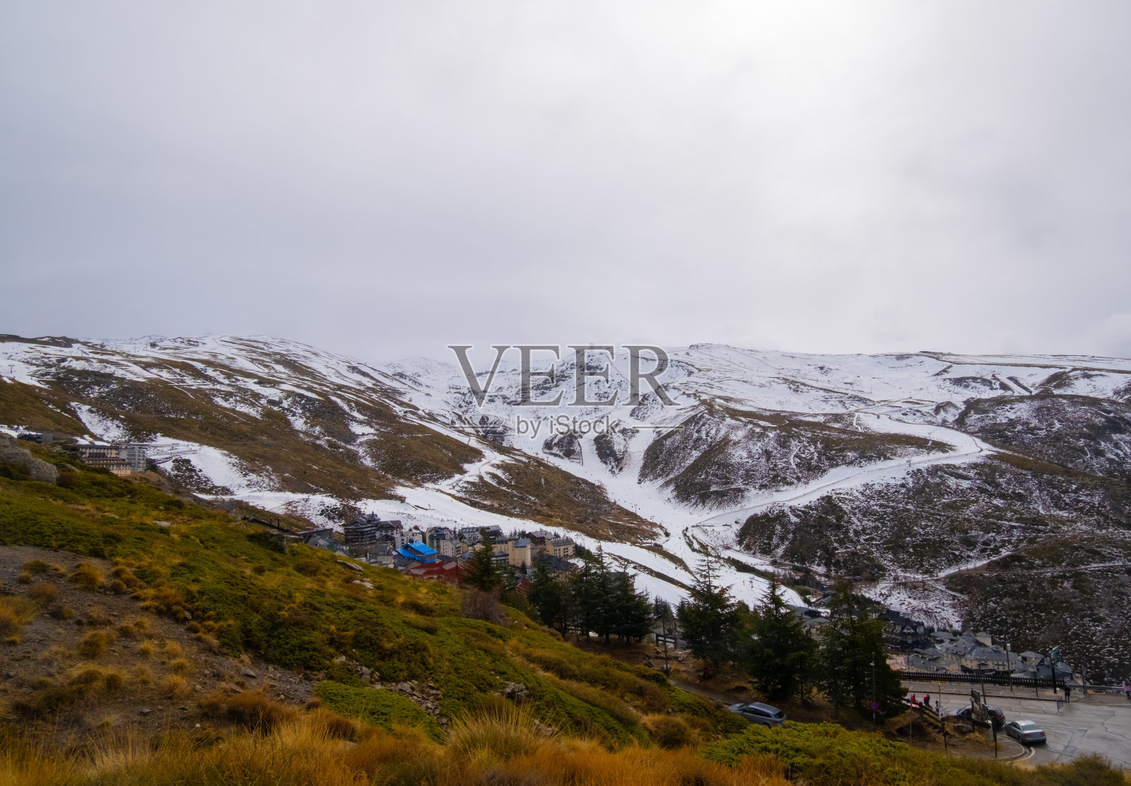 内华达山脉，格拉纳达，安达卢西亚的雪山照片摄影图片
