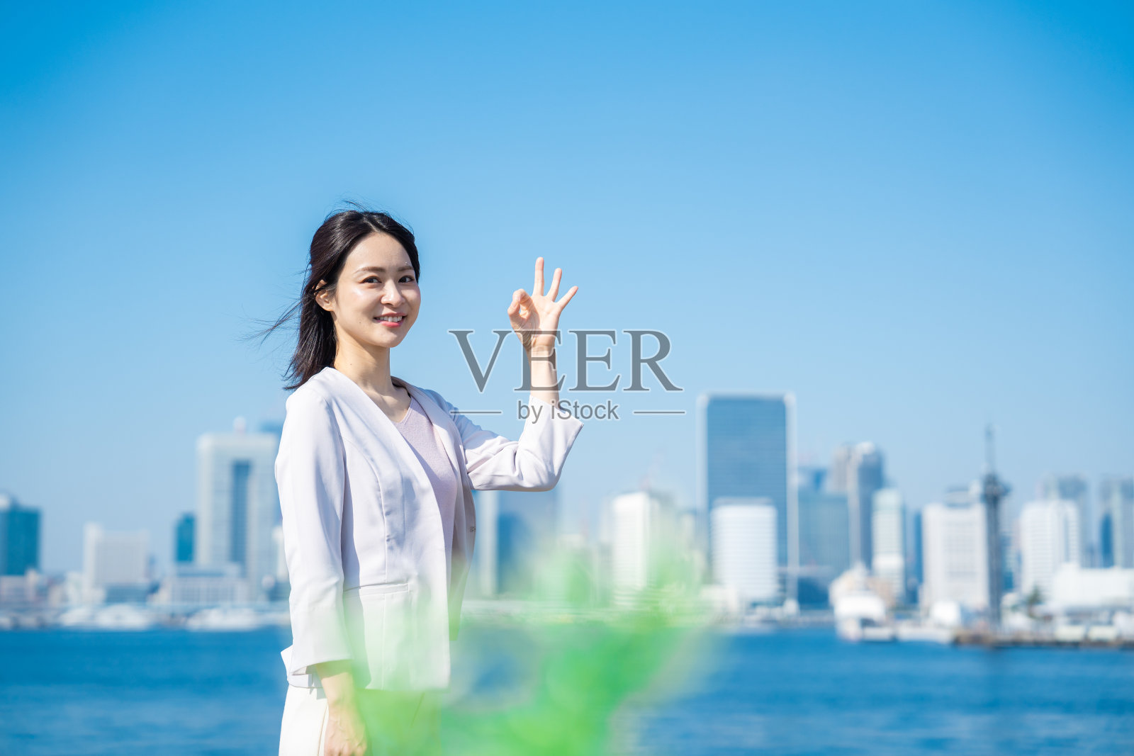 女商人给了一个好兆头照片摄影图片