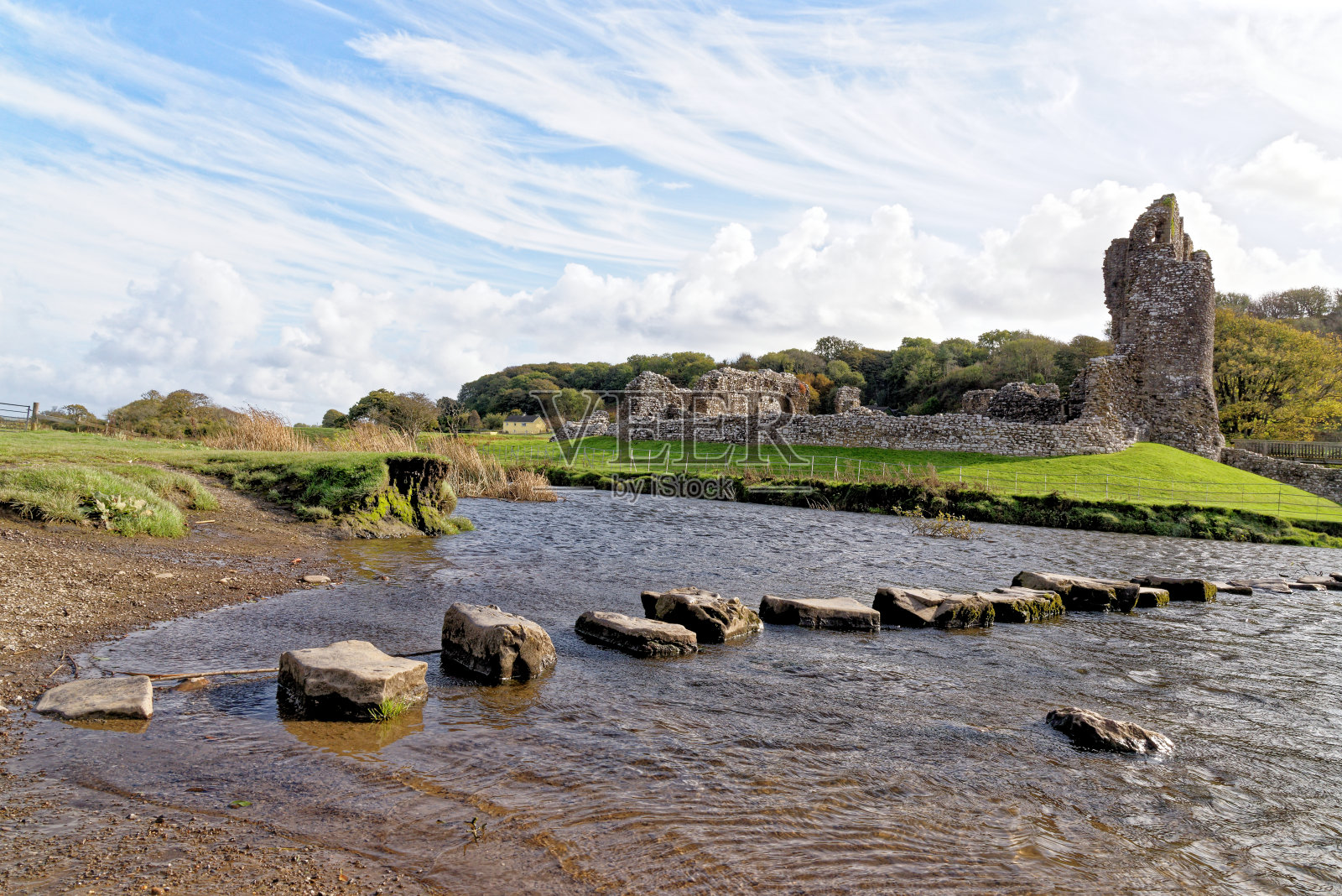 格拉摩根河谷的奥格莫尔城堡遗址照片摄影图片
