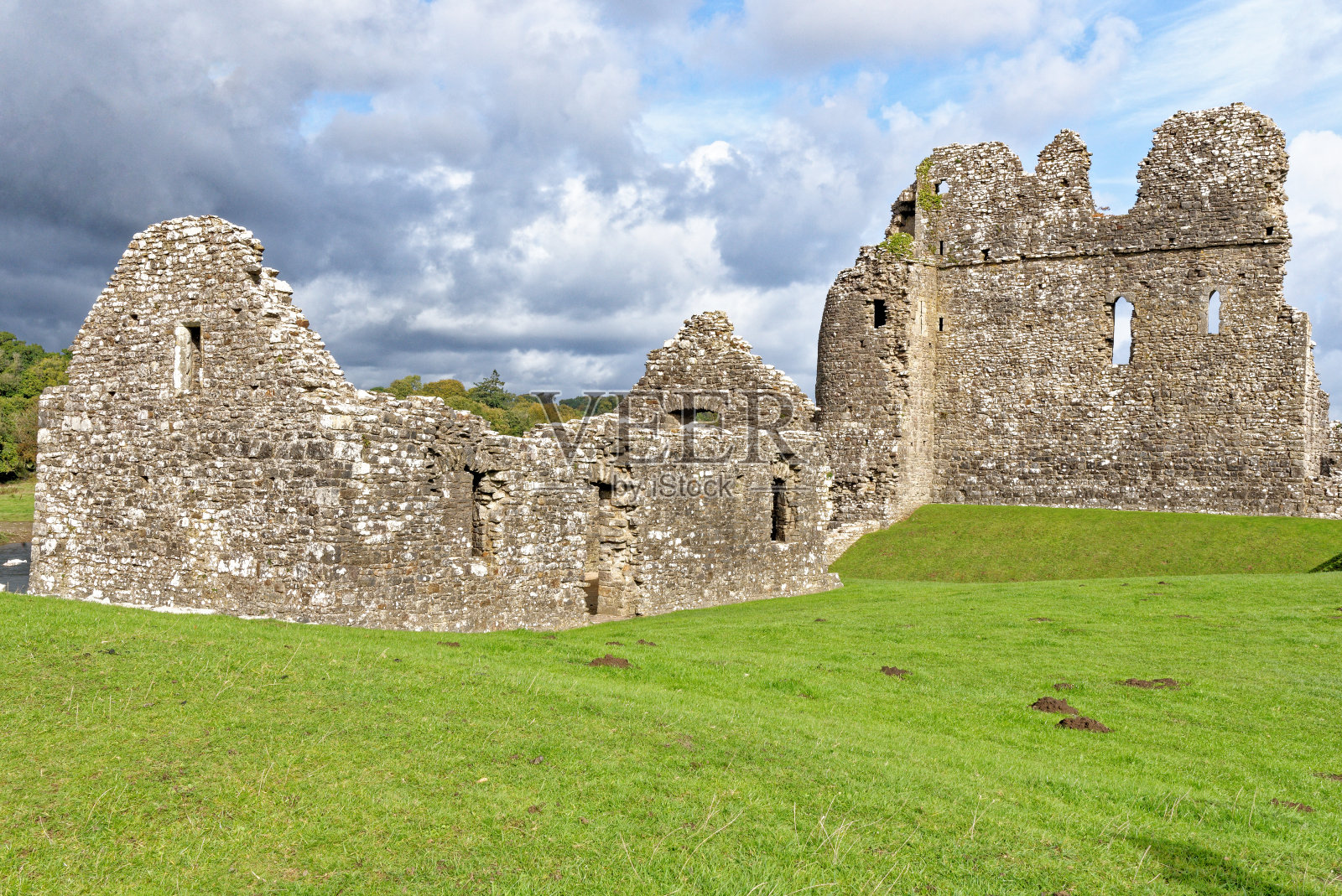 格拉摩根河谷的奥格莫尔城堡遗址照片摄影图片