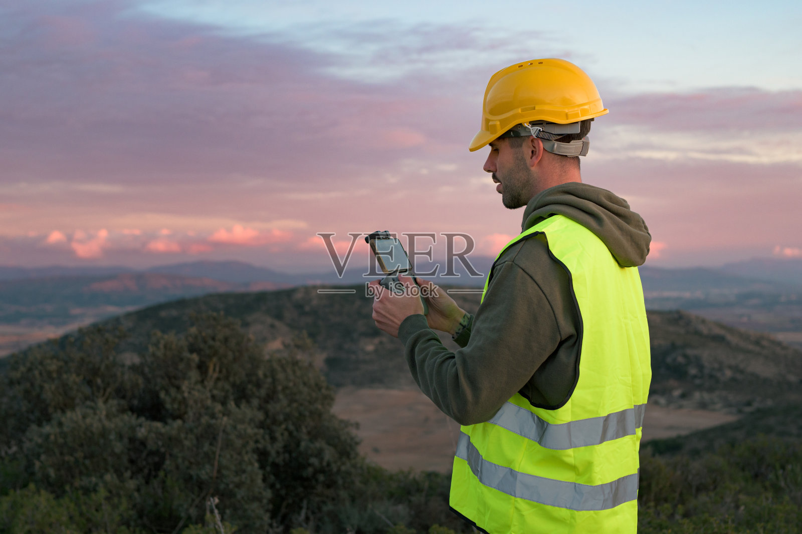 工人在日落时指挥无人机照片摄影图片