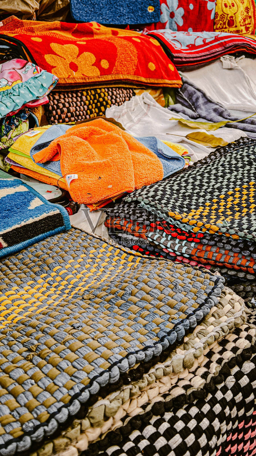 在传统市场出售成堆的门垫照片摄影图片