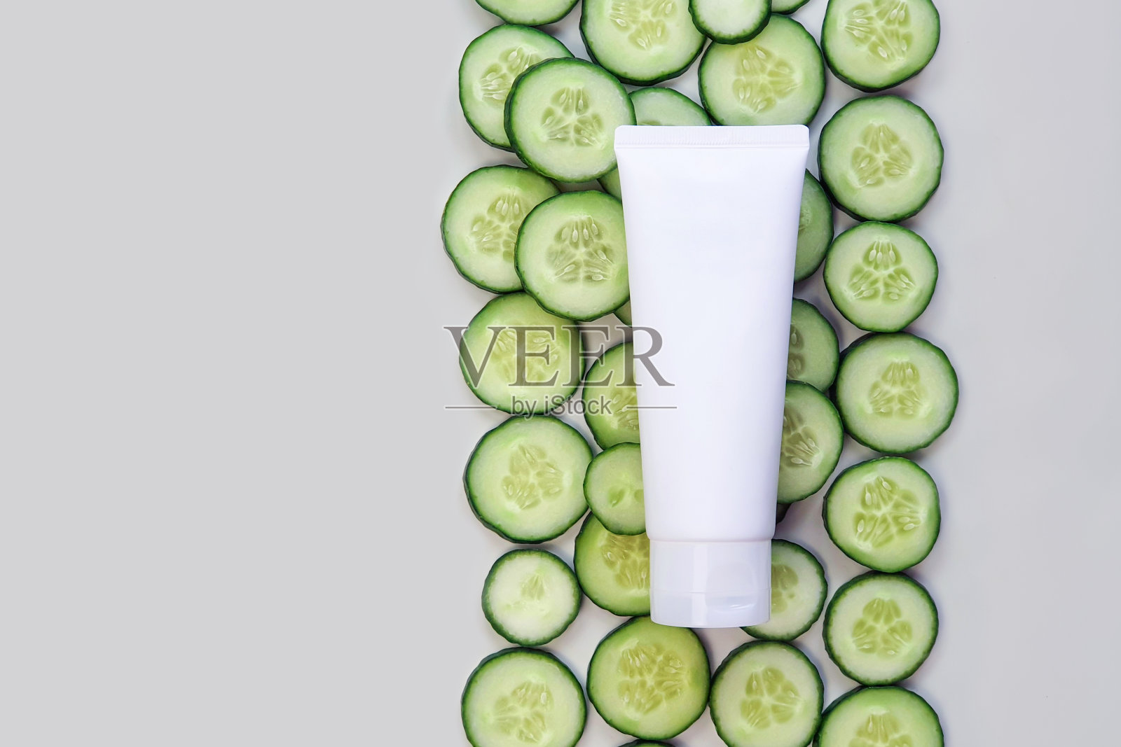 白色挤面霜管，绿色底色黄瓜片。样品润肤霜空白瓶品牌，牙膏，护肤品，洗面奶，卸妆，凝胶，洗发水包，润滑油，美容面膜照片摄影图片