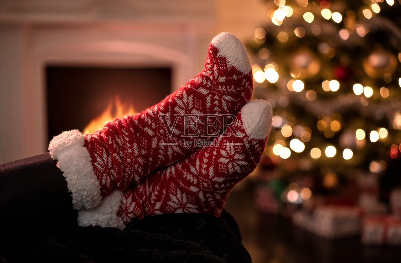近距离的女性脚穿着圣诞袜照片摄影图片