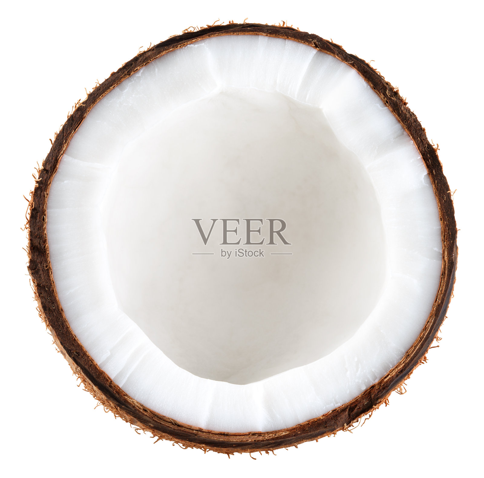 椰子半分离。白色背景上的椰子顶部视图。白可可碎，圆片。全景深。照片摄影图片