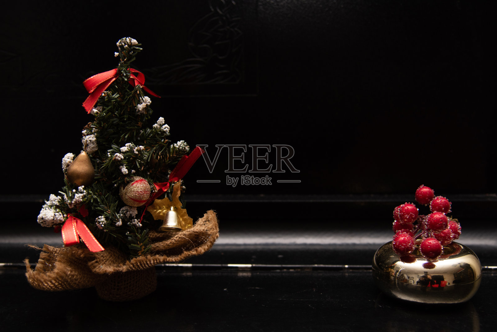 黑色背景上有彩色玩具的圣诞树照片摄影图片