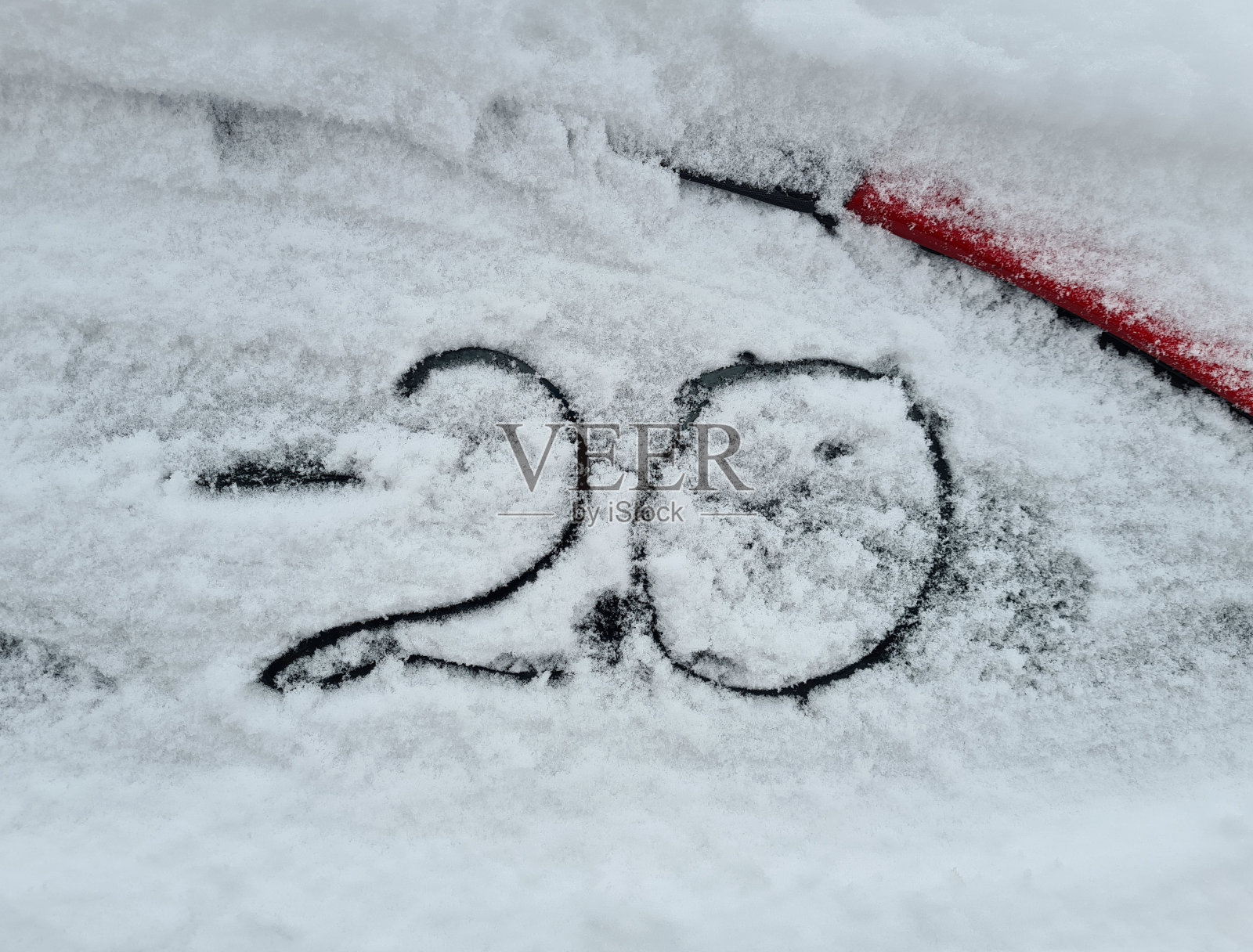 车窗被冻住了，上面写着-20照片摄影图片