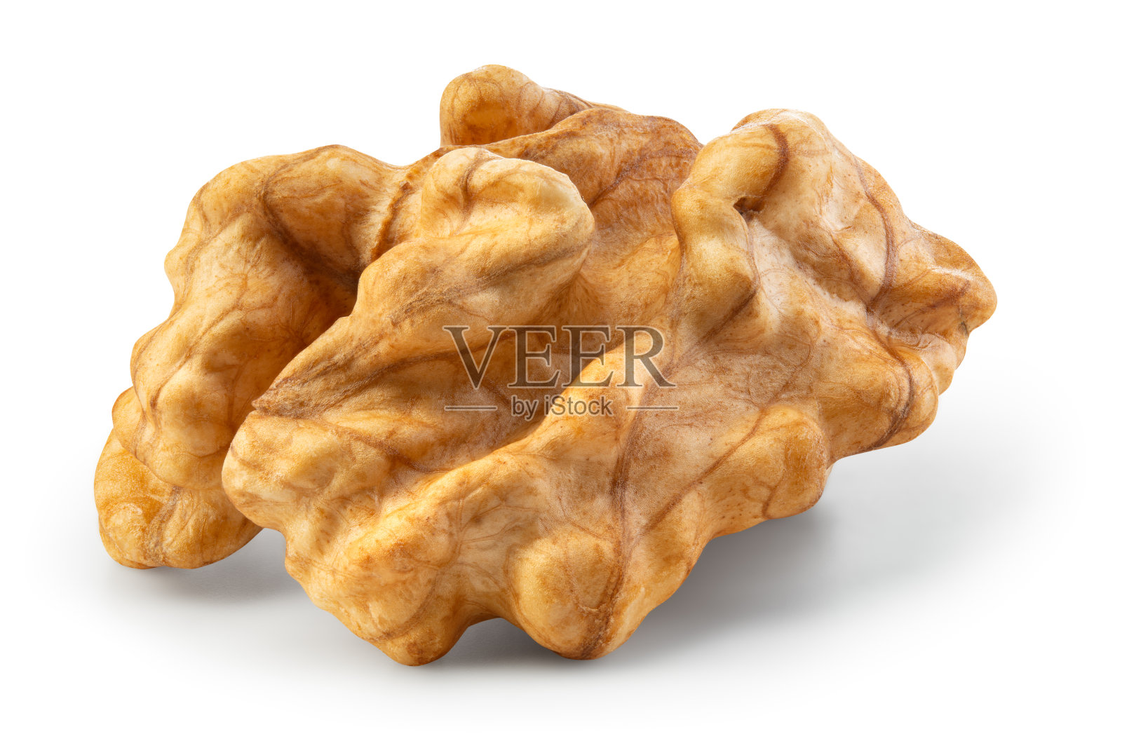 核桃仁分离。白色底色半胡桃木。去皮的碎核桃仁。具有剪切路径。全景深。照片摄影图片