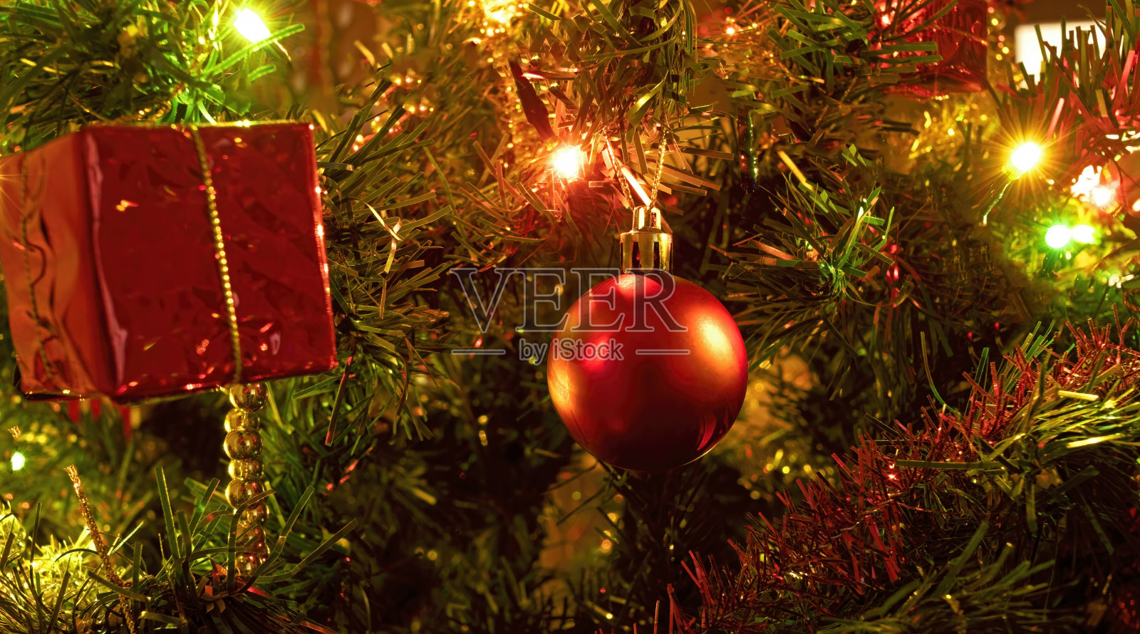 典型和传统的圣诞彩灯和圣诞树上的装饰品照片摄影图片