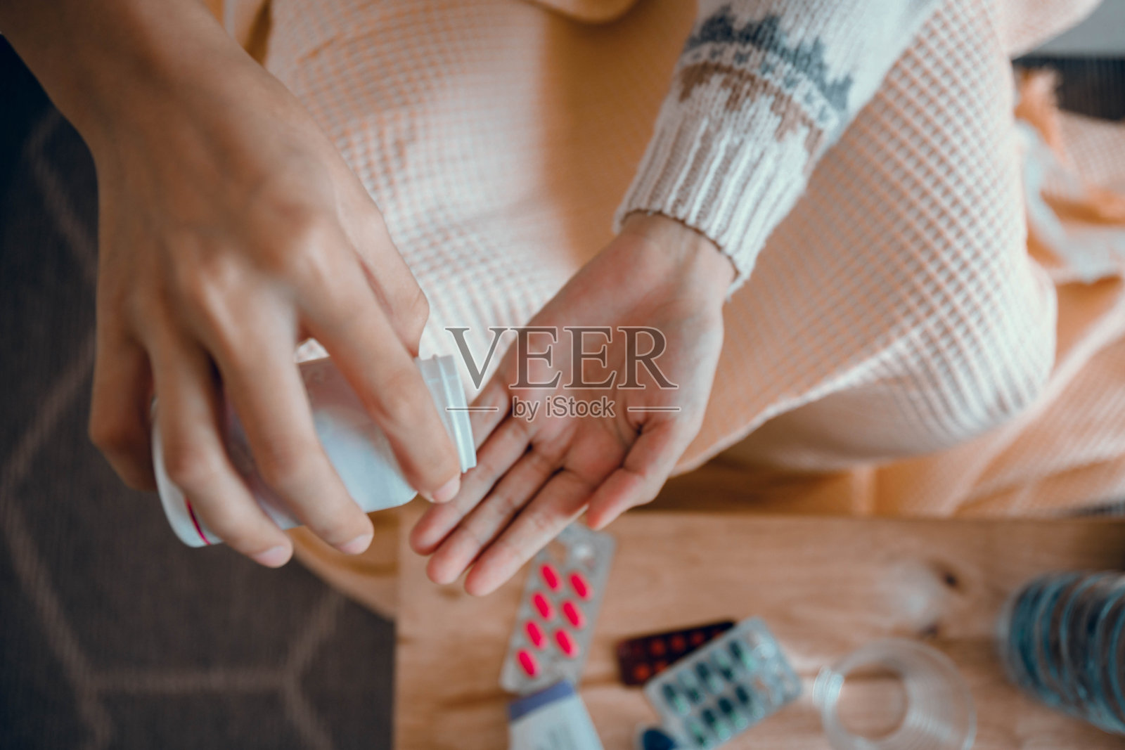 女人的手和吃药的手照片摄影图片