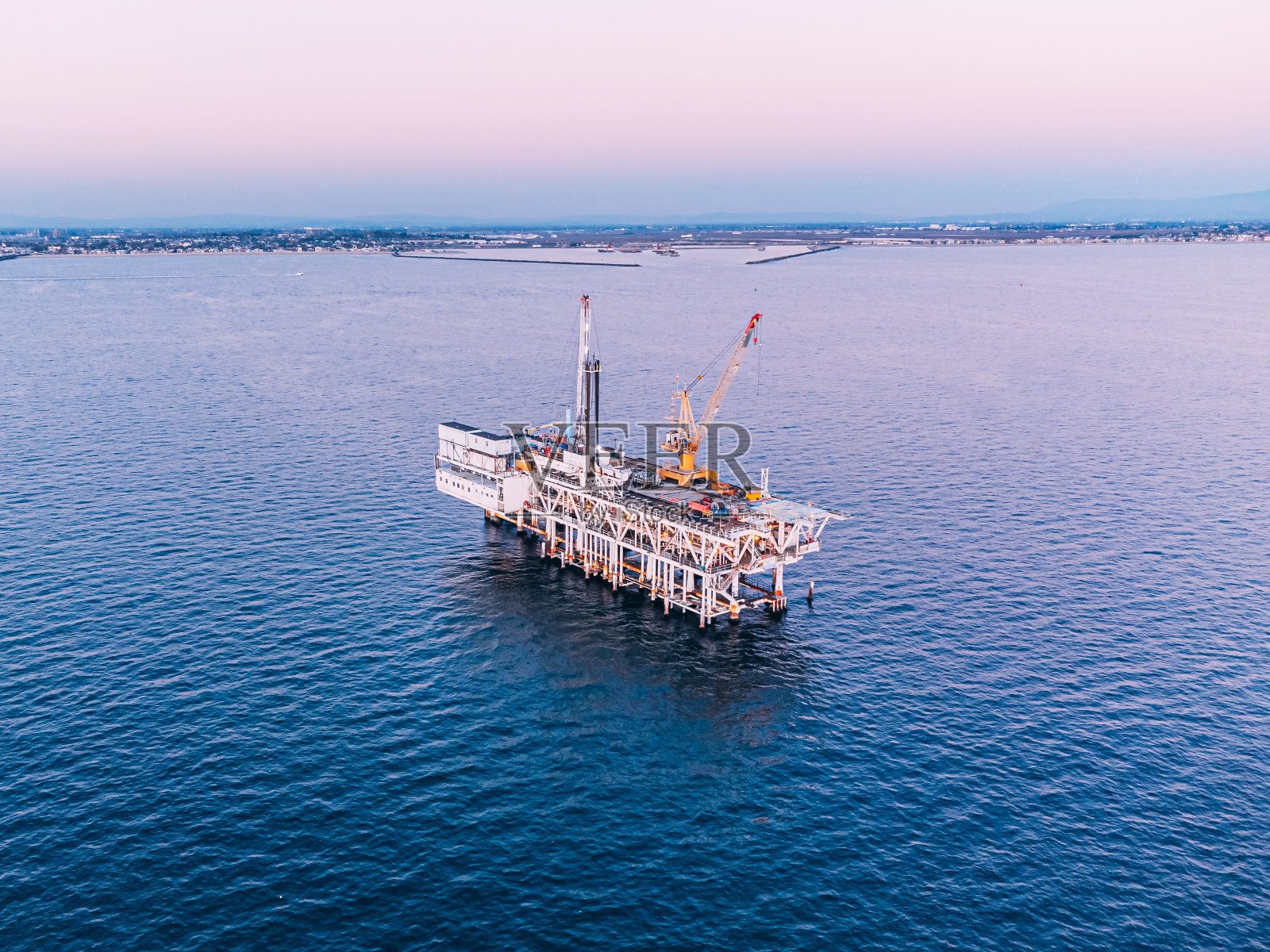 加利福尼亚州亨廷顿海滩日落时海上石油钻井平台的高角度视图照片摄影图片