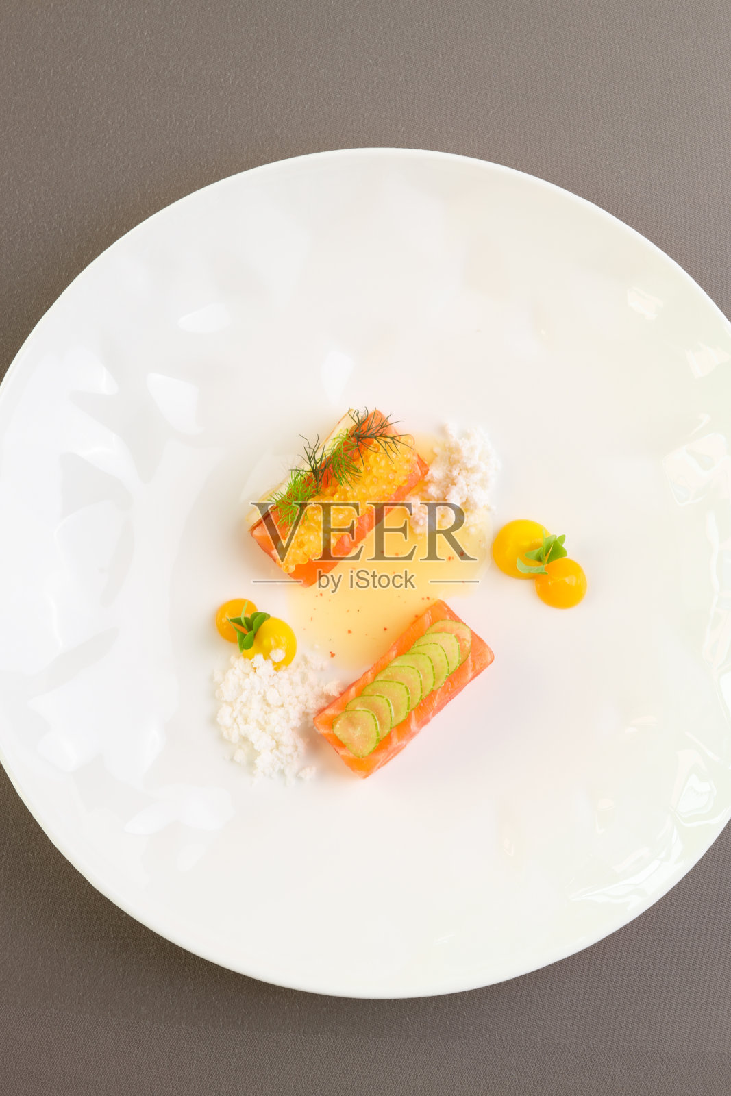 优雅的三文鱼开胃盘，三文鱼，鱼子酱和芦笋在米其林星级餐厅照片摄影图片