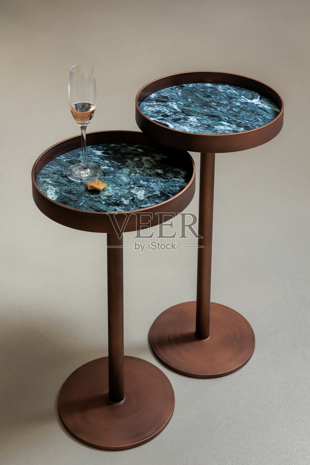 优雅的大理石边桌照片摄影图片