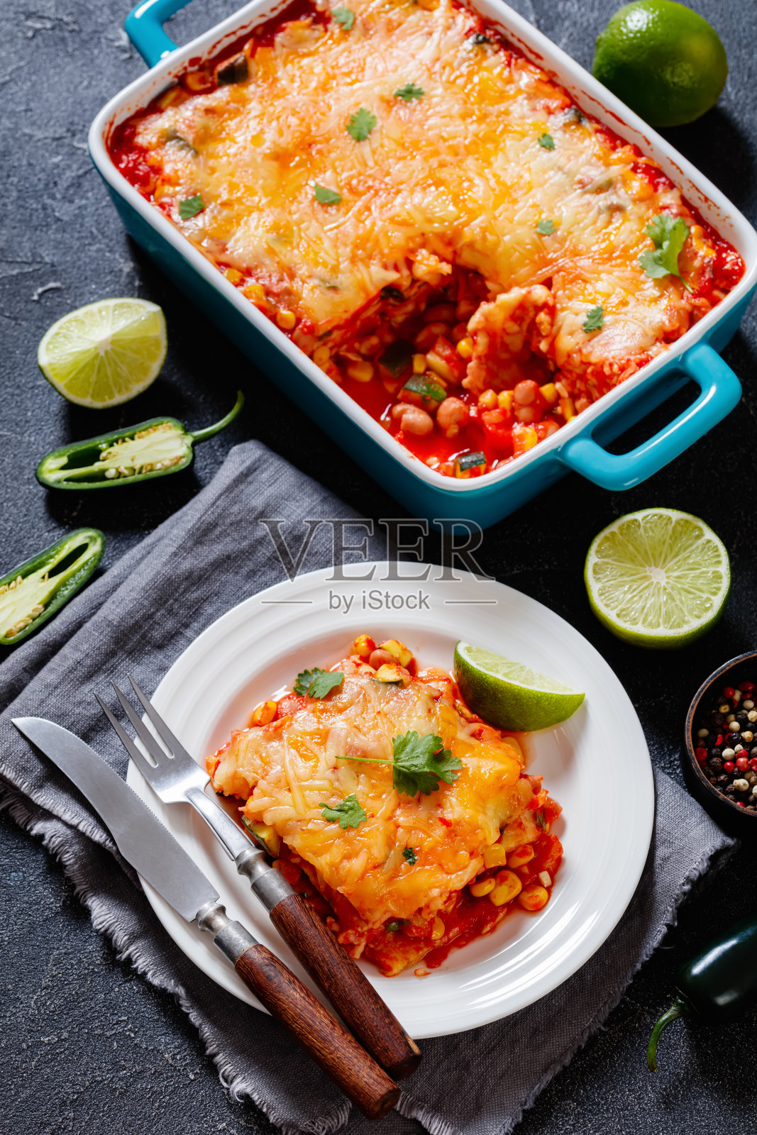 墨西哥玉米卷饼砂锅配蔬菜，玉米，斑豆照片摄影图片