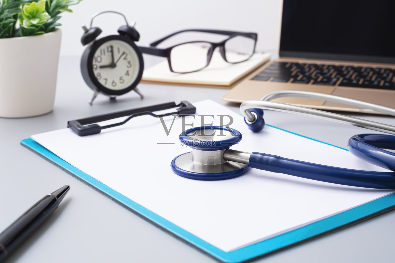 医生桌子，听诊器在写字板和笔记本电脑上照片摄影图片