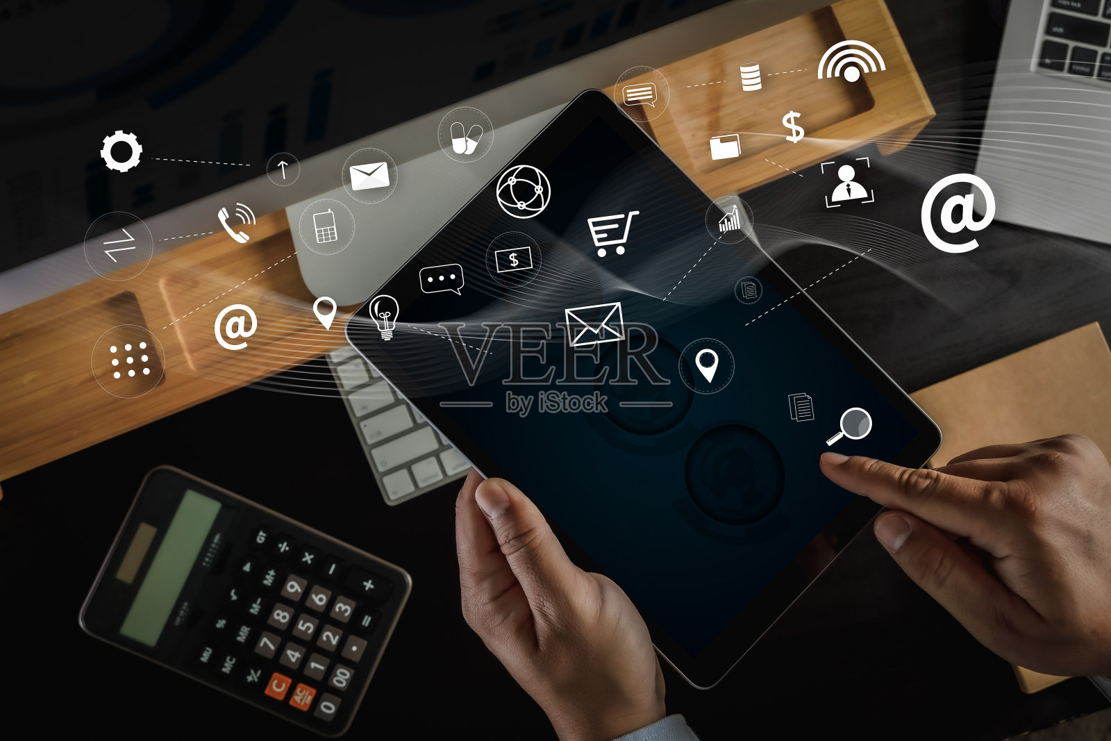 商人从事智能城市和IoT(物联网)技术的互联网网络空间商务照片摄影图片