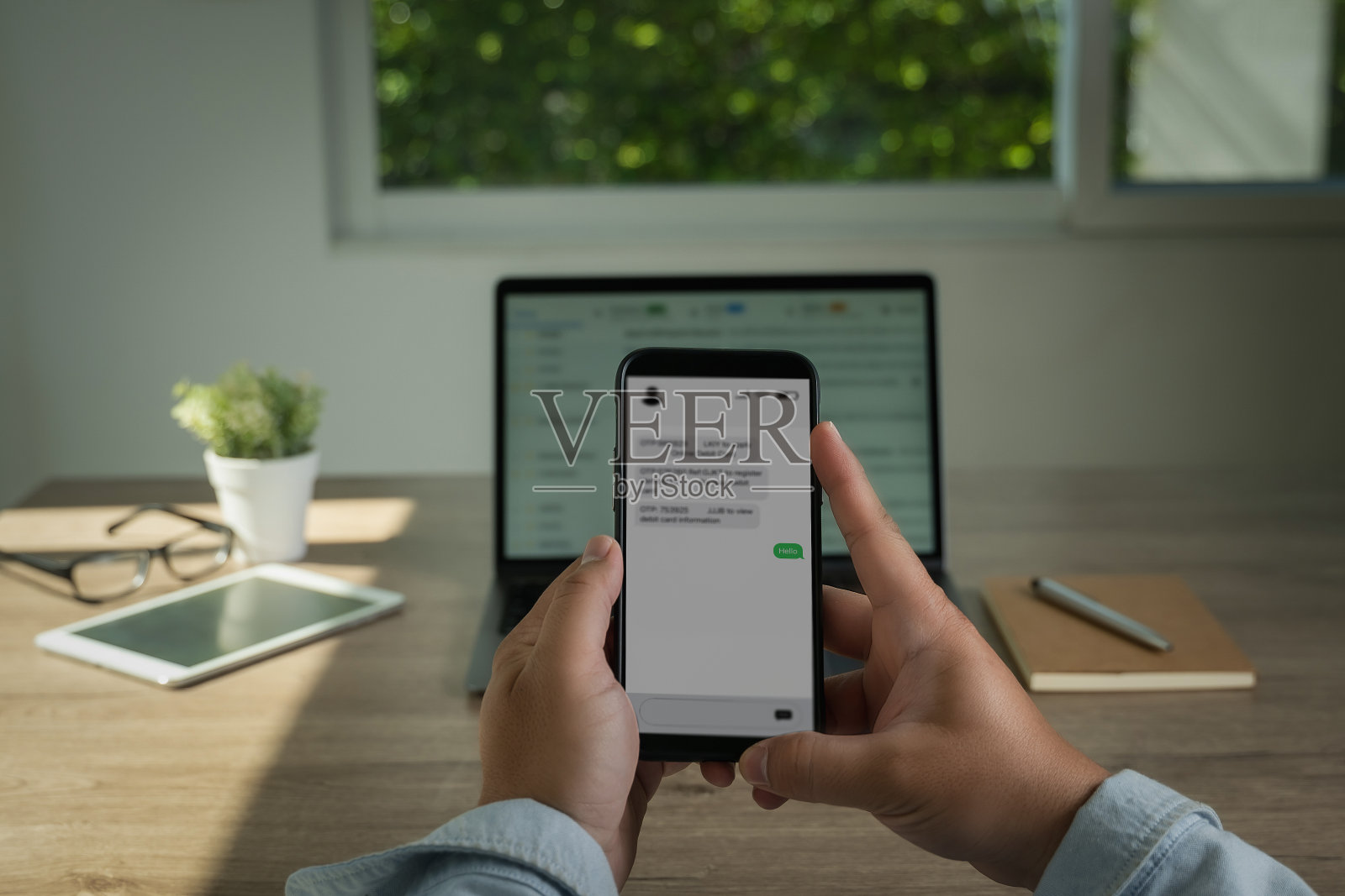 男人用智能手机发短信和短信交流用手机发短信在线聊天聊天照片摄影图片