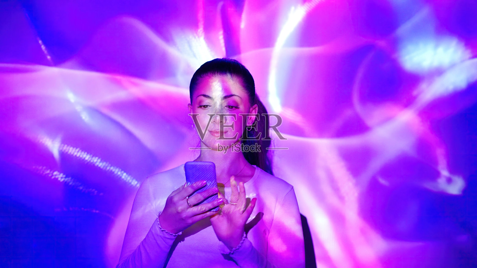 年轻女子使用智能手机照片摄影图片