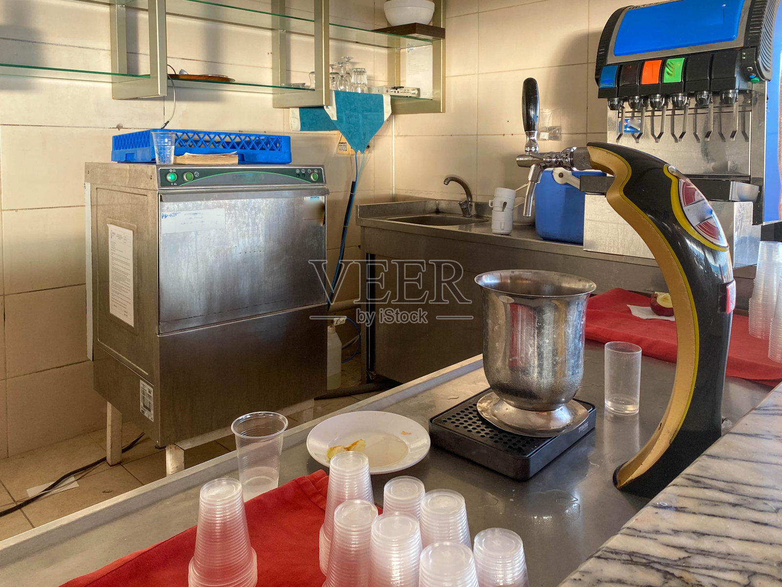 啤酒水龙头在酒吧全包酒店在旅游温暖的热带国家度假天堂度假村照片摄影图片