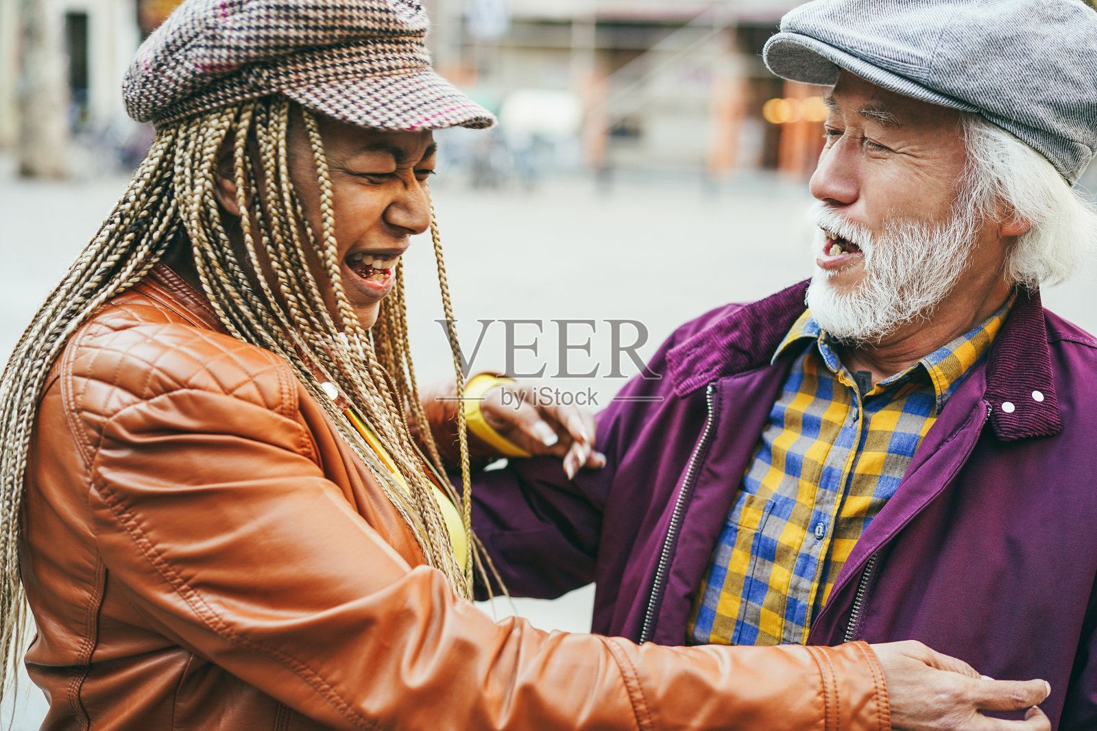 多种族的高级夫妇在户外玩得很开心-男人胡子的软焦点照片摄影图片