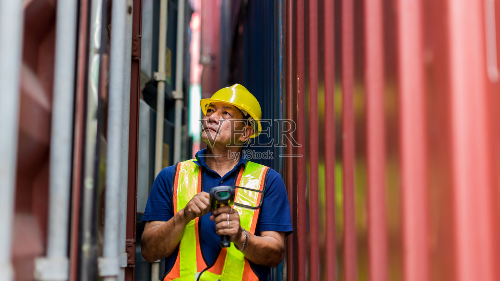 工头在集装箱货物港检查装载集装箱。专业领班在集装箱货运现场检查集装箱内货物。工人们正在打开集装箱进行检查。照片摄影图片