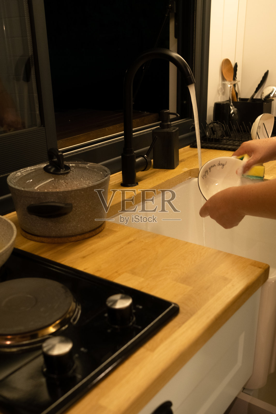 在小房子里洗碗，露营。照片摄影图片