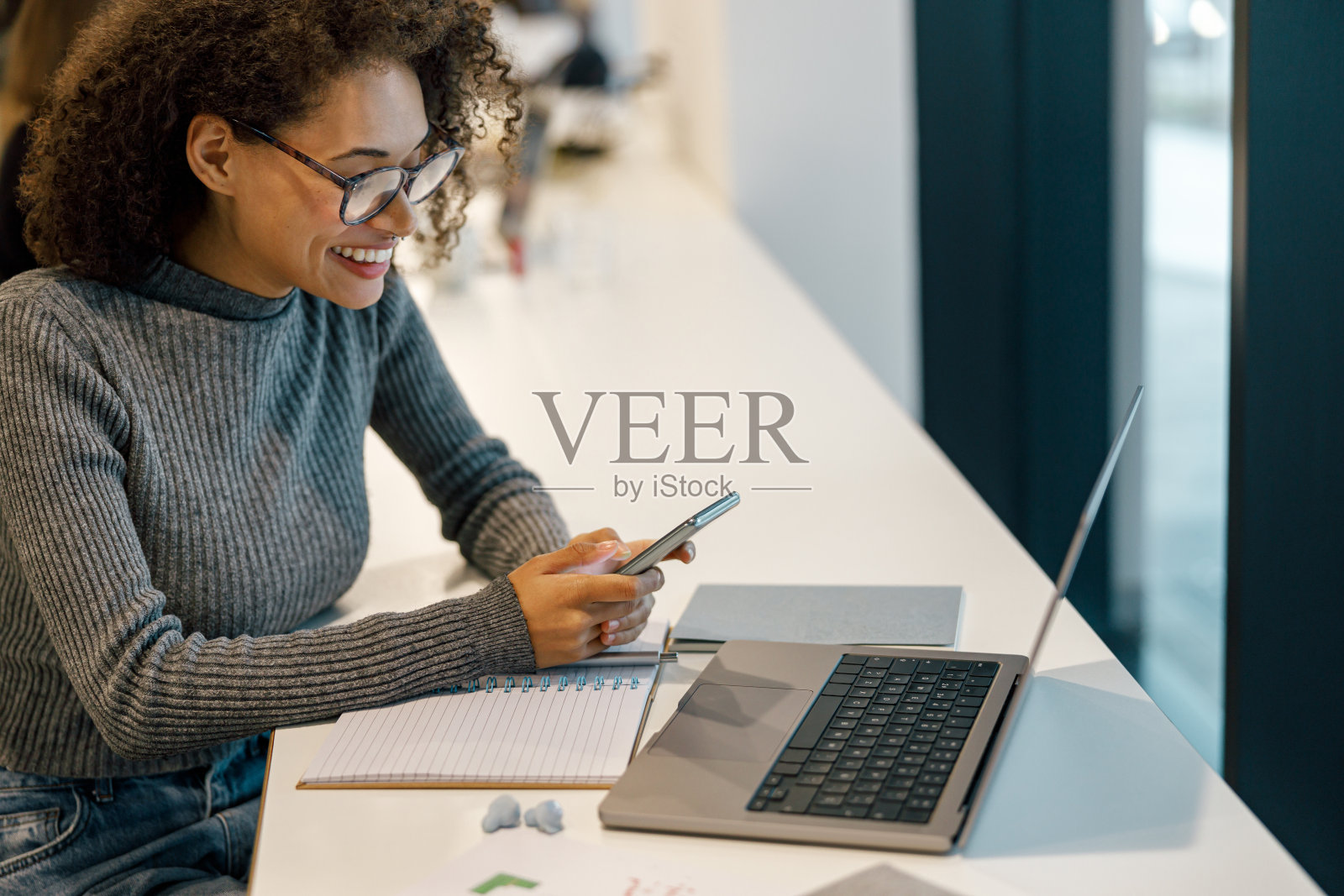 微笑的非洲裔美国女学生在线学习，坐在舒适的咖啡馆照片摄影图片