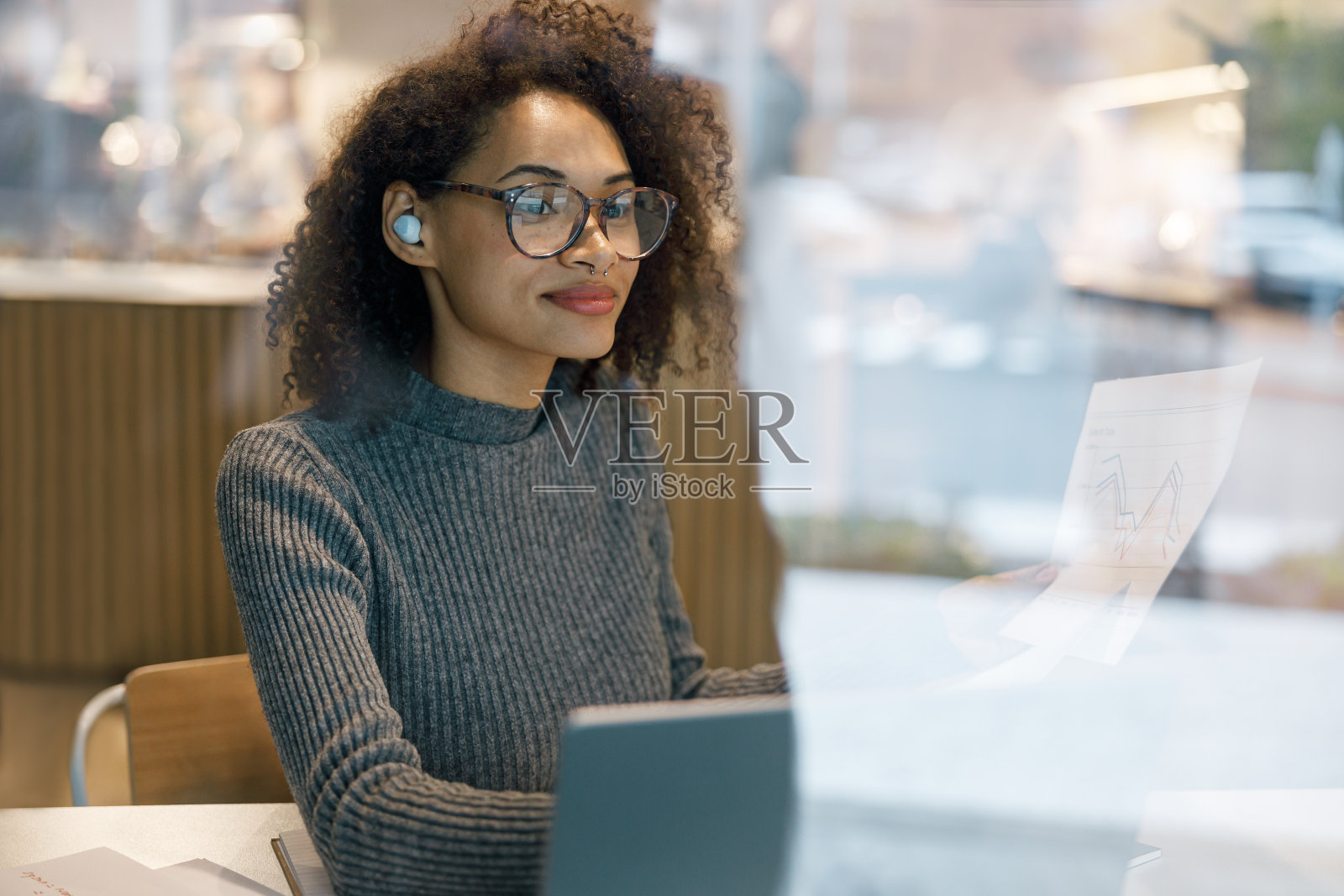 微笑的非洲裔美国女学生在线学习，坐在舒适的咖啡馆照片摄影图片