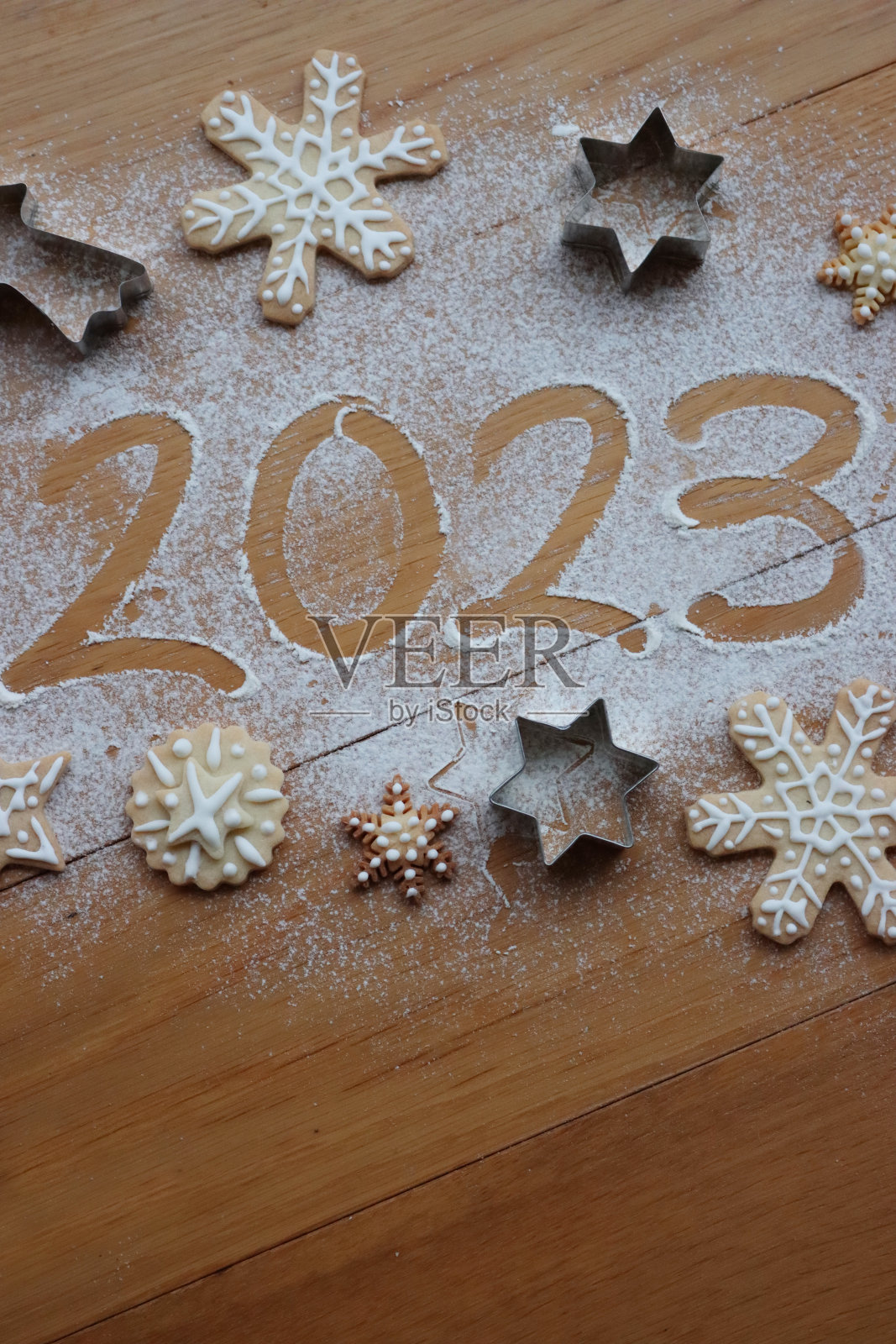 数字2023的俯视图写在面粉洒在木桌姜饼饼干。2023年新年快乐照片摄影图片