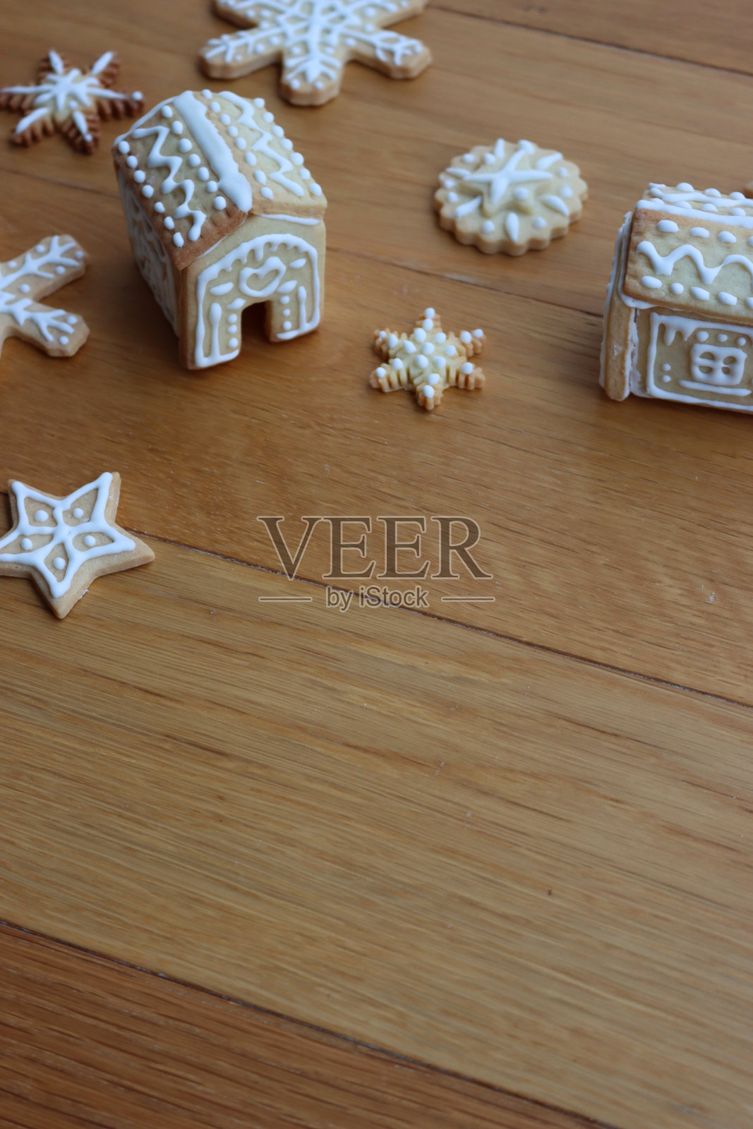 姜饼屋，木桌上放着星星和雪花形状的姜饼饼干照片摄影图片