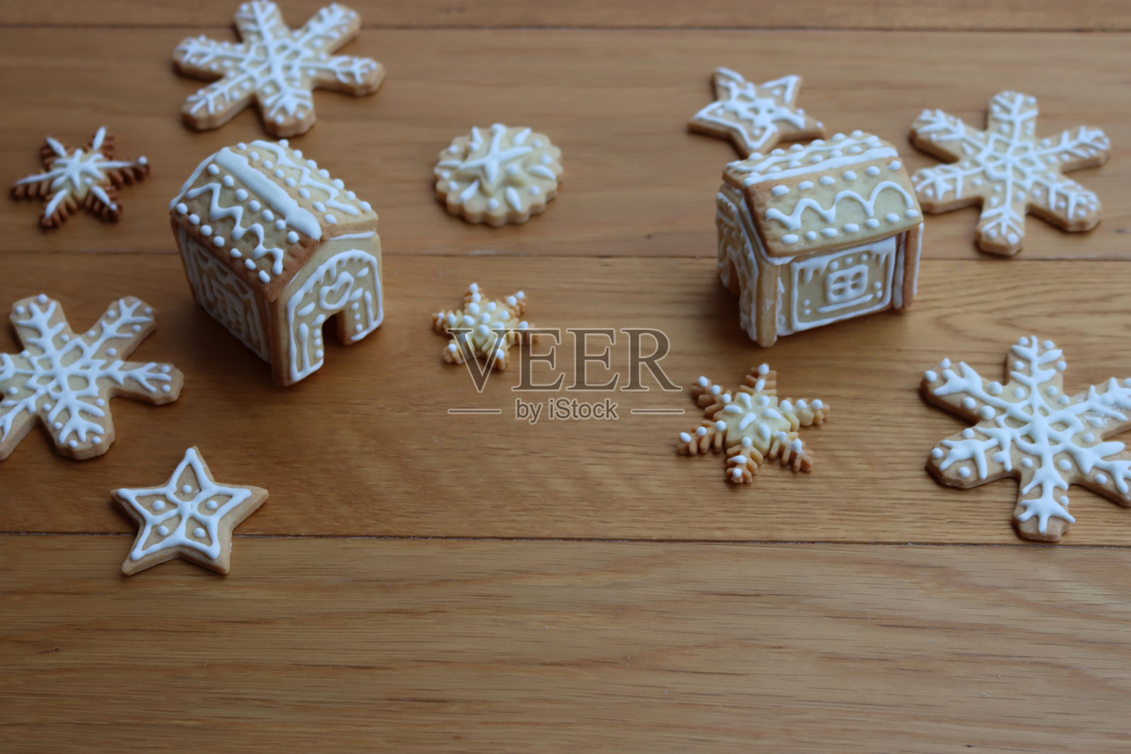姜饼屋，木桌上放着星星和雪花形状的姜饼饼干照片摄影图片