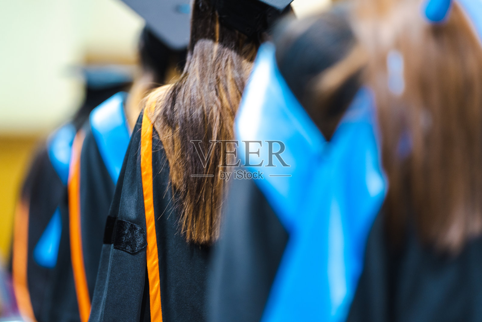 概念教育祝贺暨毕业典礼。在大学毕业典礼上祝贺毕业生，在大学毕业典礼上背黑帽子成功毕业，照片摄影图片