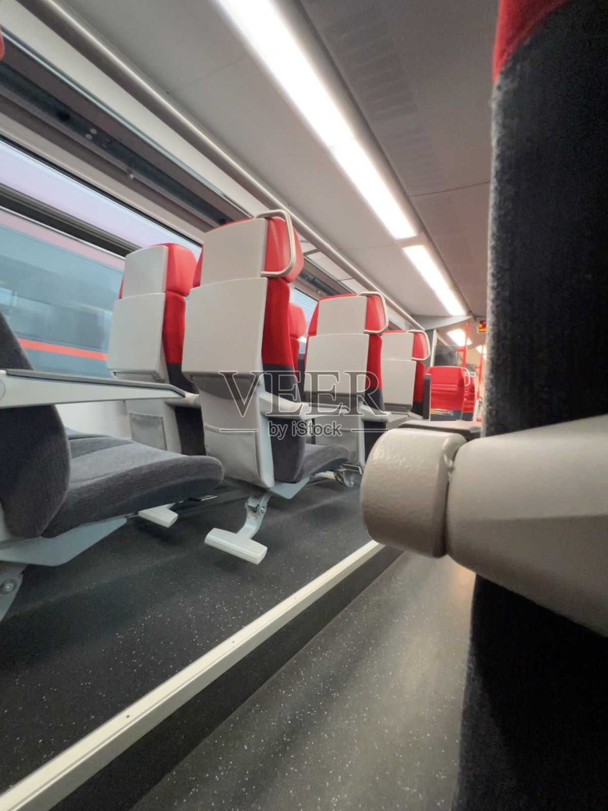 火车车厢与红色和深灰色座椅，木制折叠桌-铁路林茨和维也纳之间的奥地利照片摄影图片