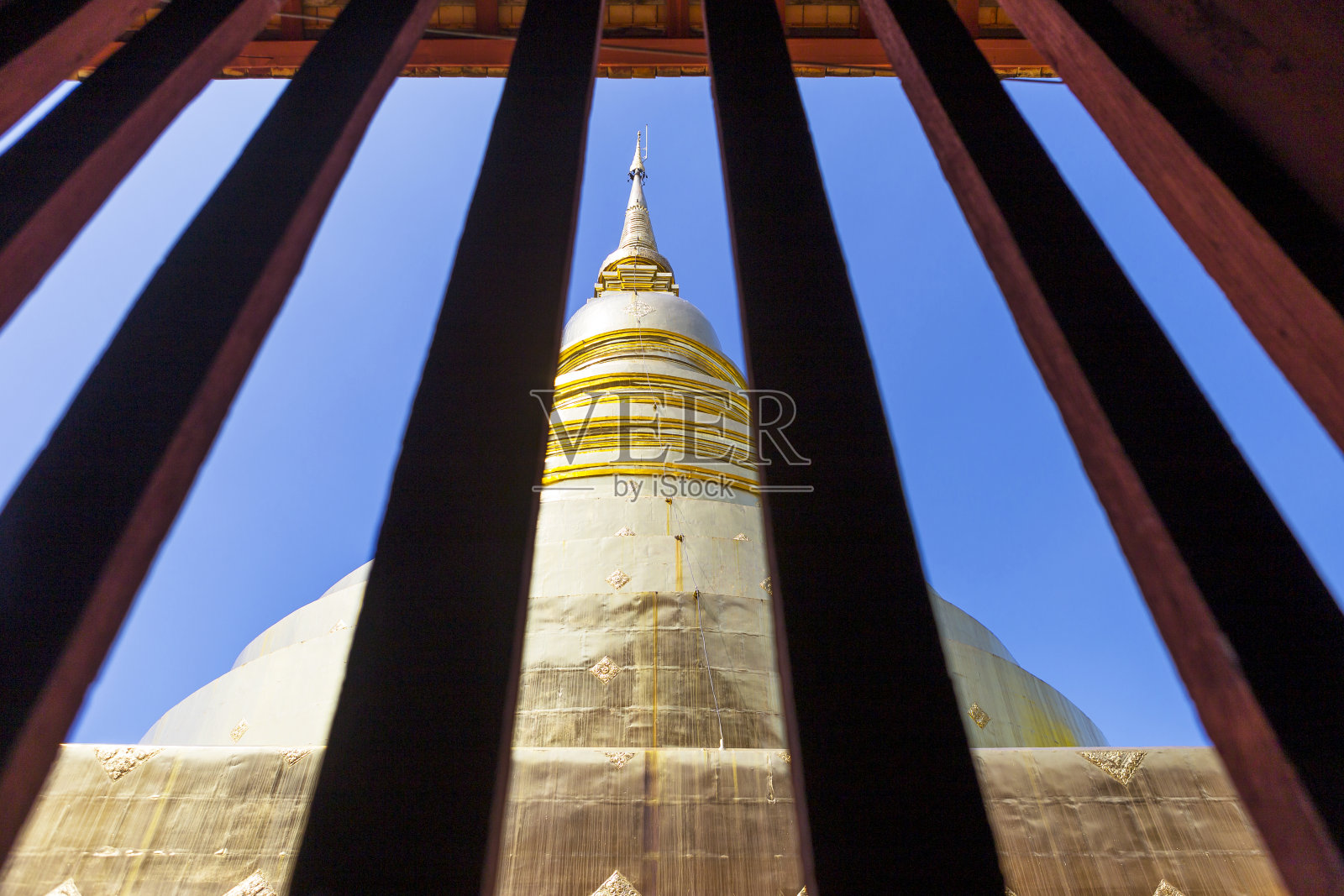木窗后的金塔照片摄影图片