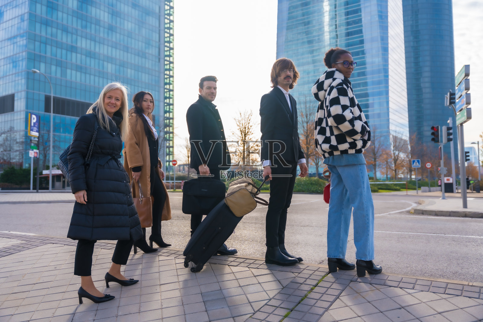 一群多民族商人带着行李箱在一个商业园区参加会议照片摄影图片