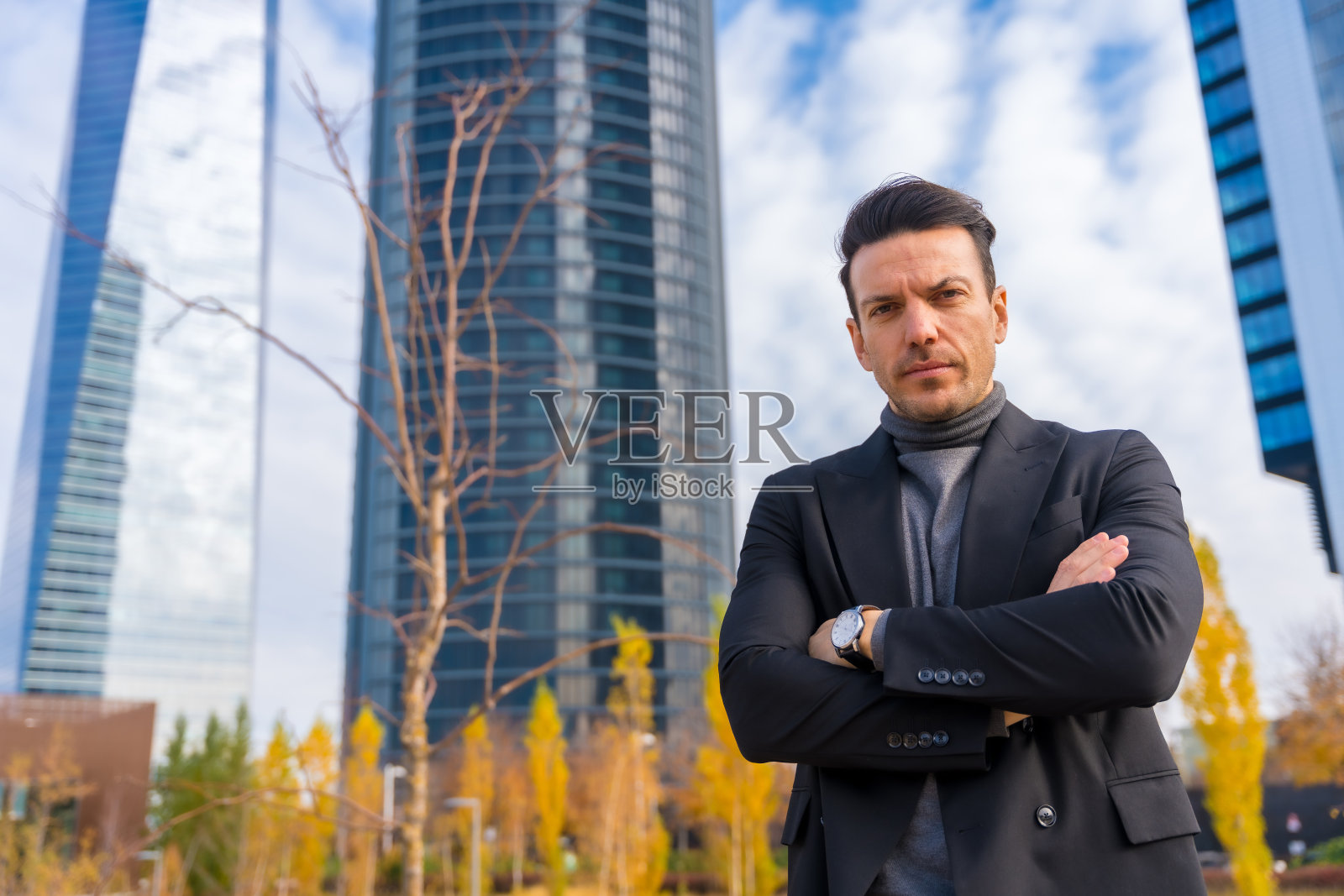 中年商人的企业画像，摩天大楼旁的商业园区照片摄影图片