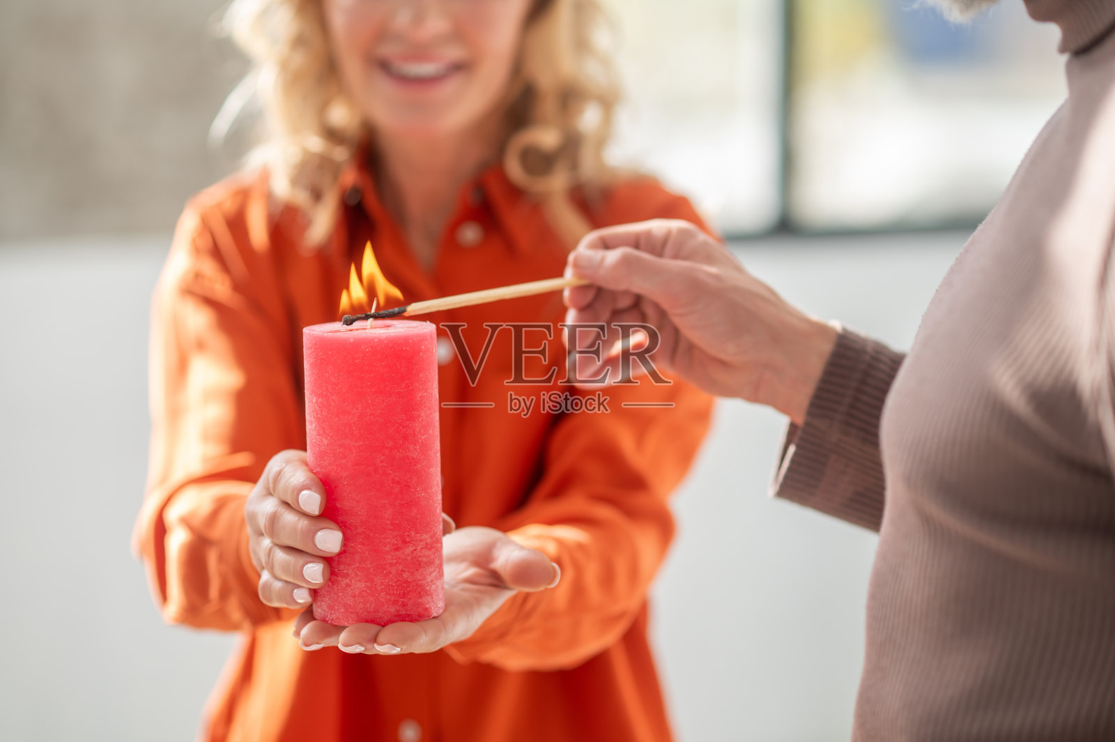 一对夫妇点燃蜡烛，看起来很兴奋照片摄影图片