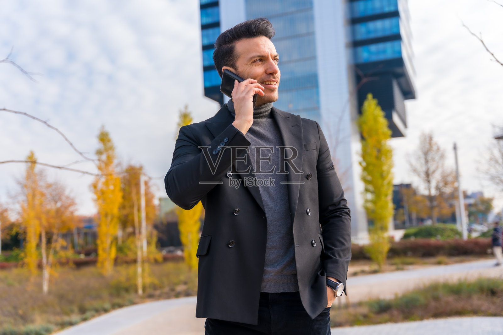 企业中年商人肖像，商务园区电话交谈照片摄影图片