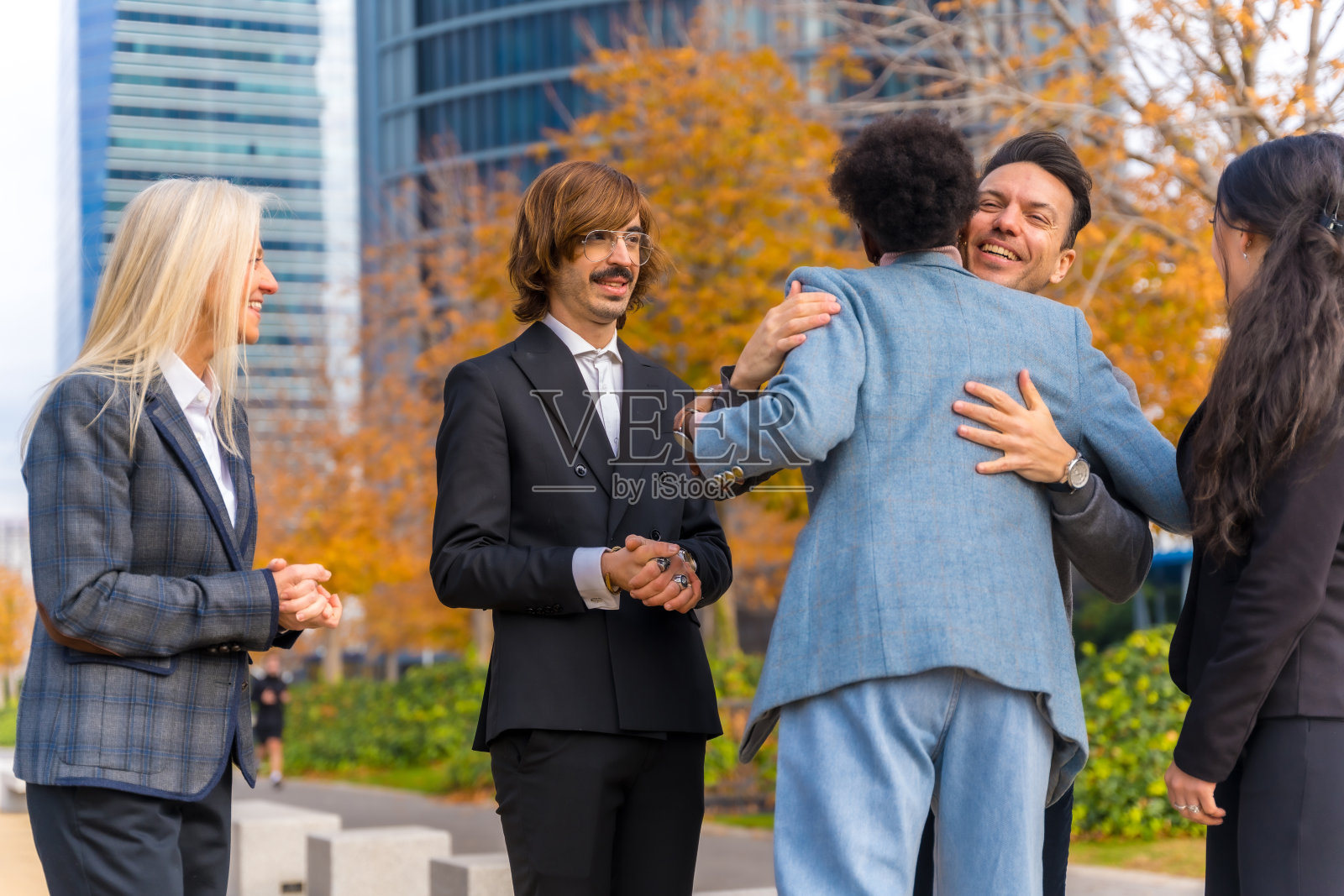 多民族中年商人和女商人在良好的工作环境中握手照片摄影图片