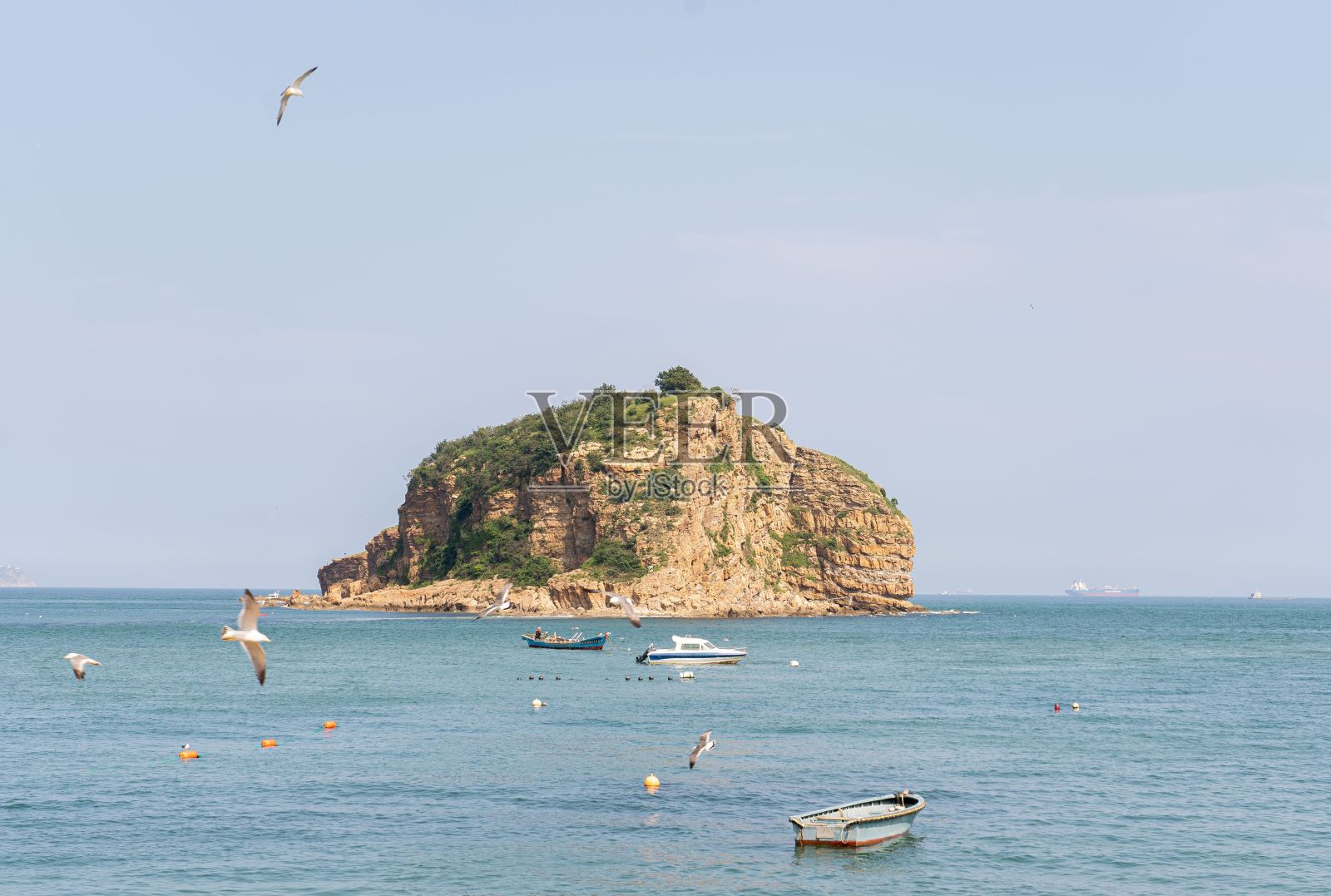 美丽的岩石悬崖在水周围的船只在邦垂岛，中国照片摄影图片