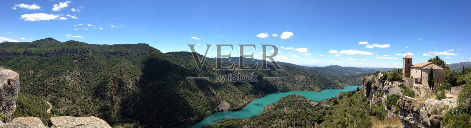 Siurana教堂、峡谷河流和蓝天的全景照片摄影图片