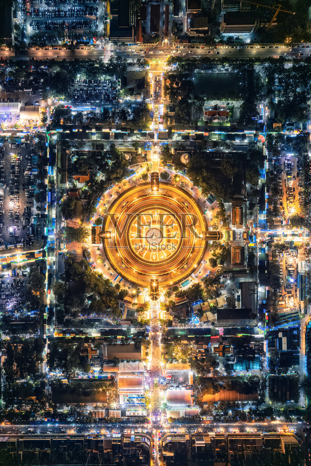 在那空佛图市中心的环形道路上，雄伟的佛图寺金塔在节日的灯光中闪闪发光照片摄影图片