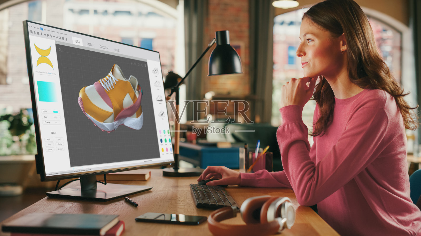 白人妇女在她的个人电脑设计视频游戏在一个创意办公室。女性在她的台式电脑上为角色设计服装。游戏图像和社交媒体元宇宙玩法。照片摄影图片