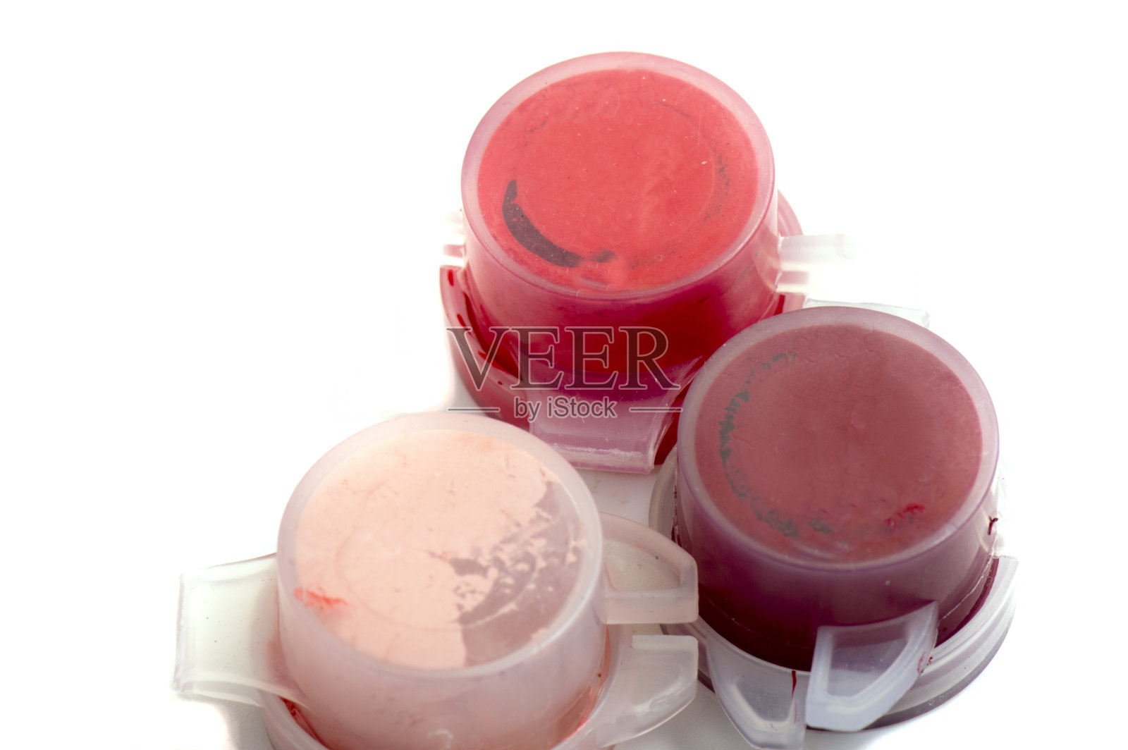 罐子里的丙烯酸颜料。用不同颜色的油漆拍照片照片摄影图片