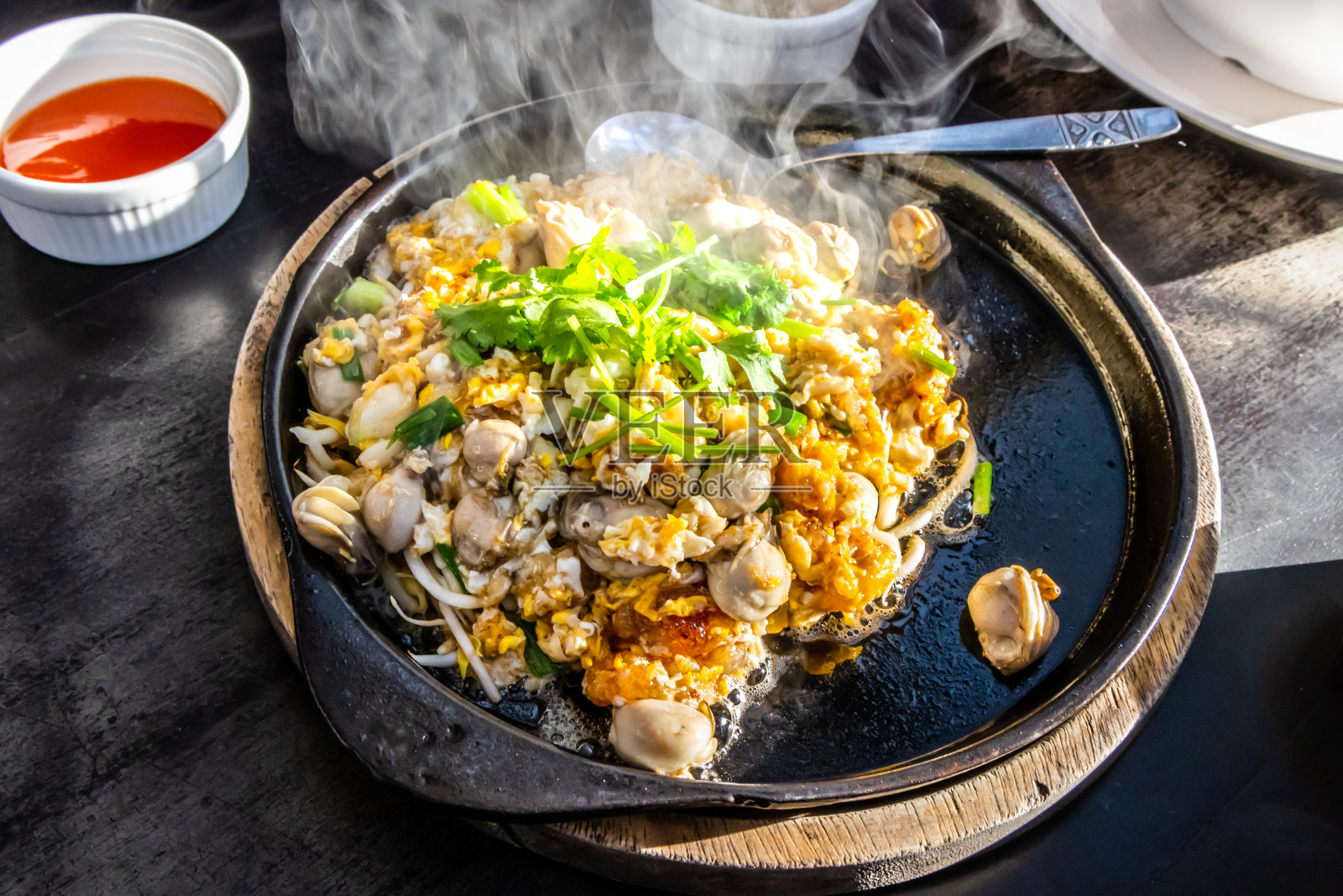 热锅煎酥脆的牡蛎煎蛋照片摄影图片