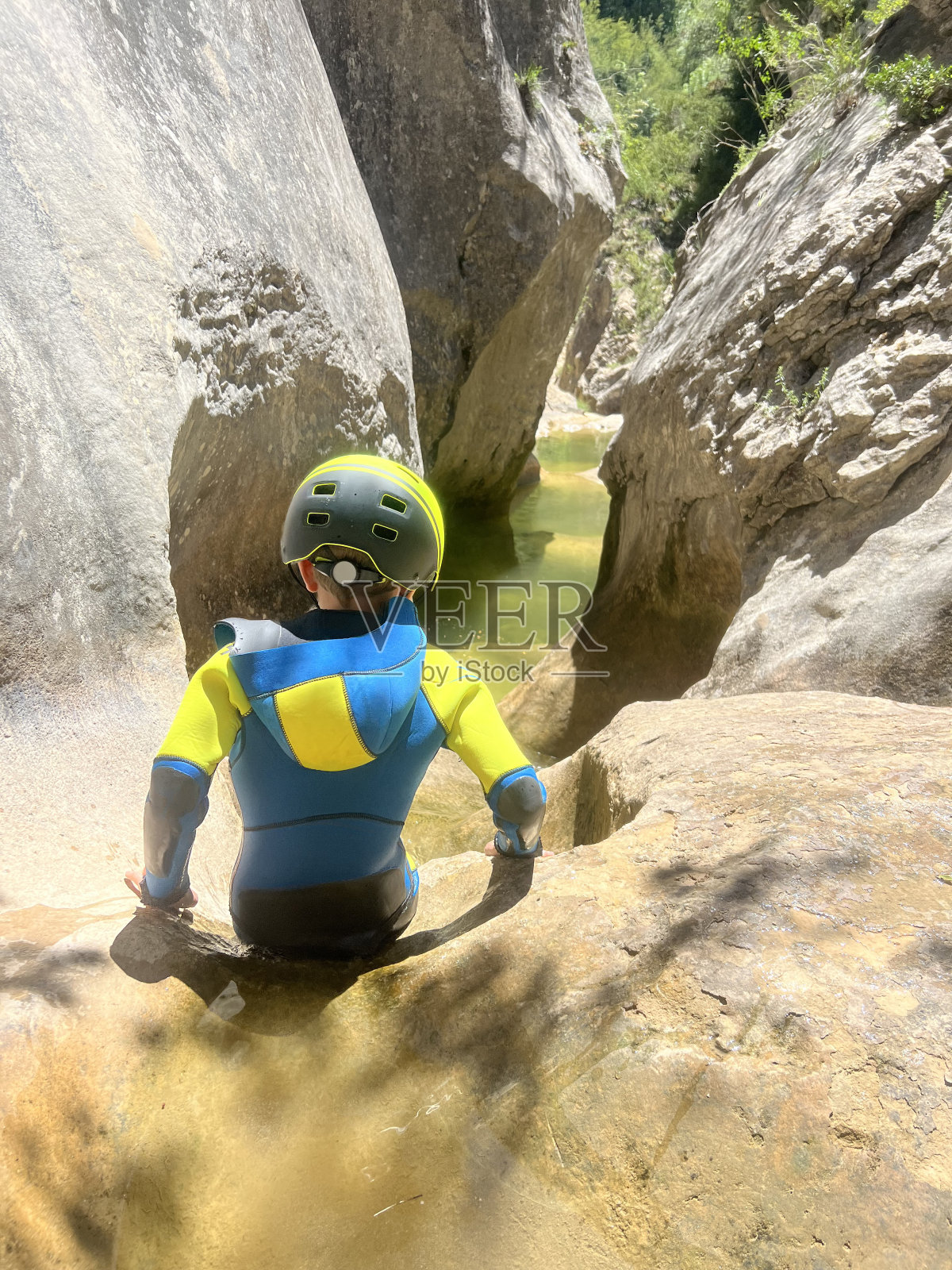 肾上腺素运动——峡谷运动。山谷里有个孩子带着氯丁橡胶照片摄影图片