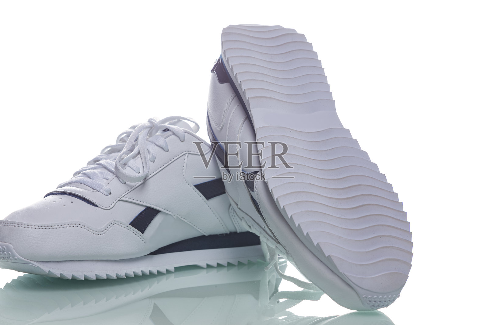 鞋子作为一对新的白色运动鞋放置在白色背景。照片摄影图片